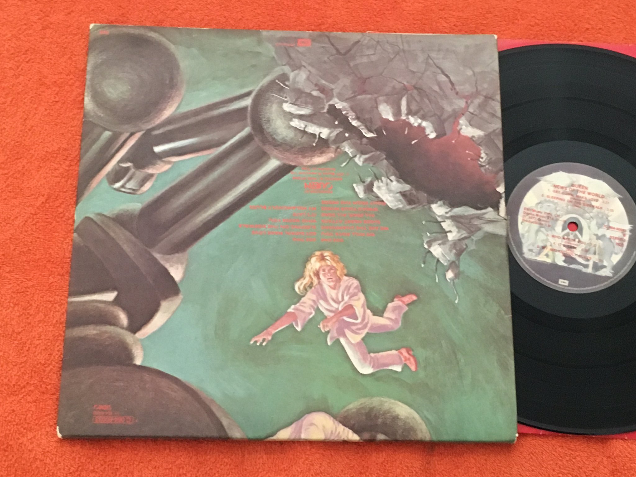 Omslagsbild för skivan QUEEN news of the world LP -77 Swe EMI 7C 064-60033