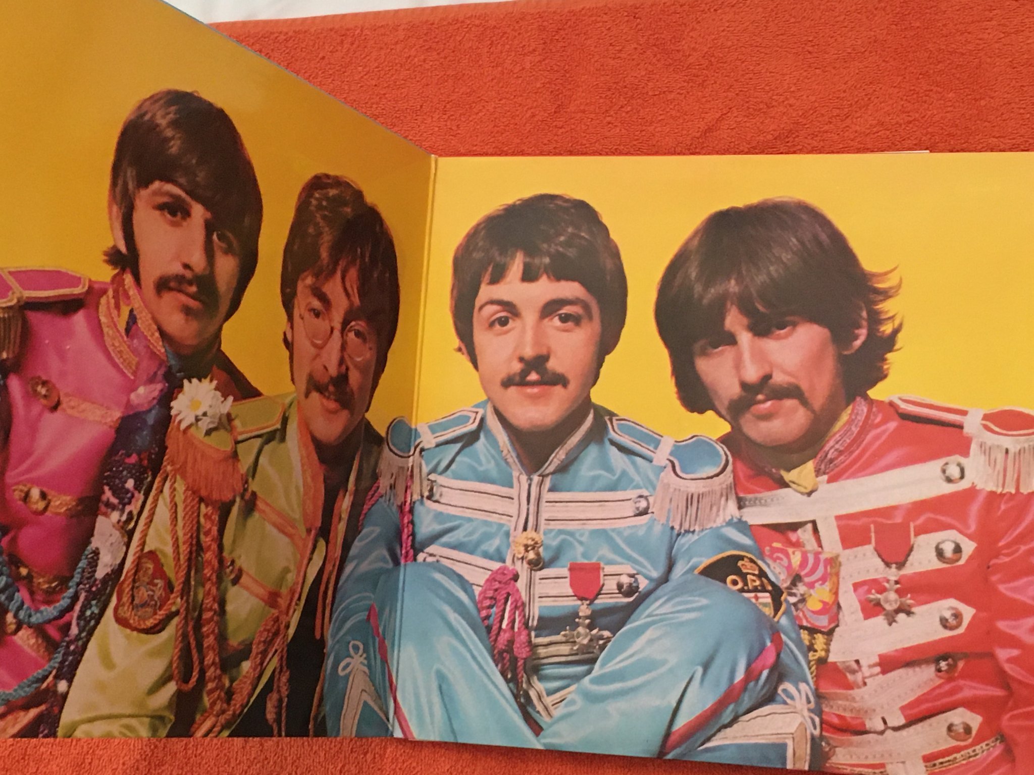 Omslagsbild för skivan THE BEATLES Sgt Pepper's lonely hearts club band LP re UK PARLOPHONE PCS 7027