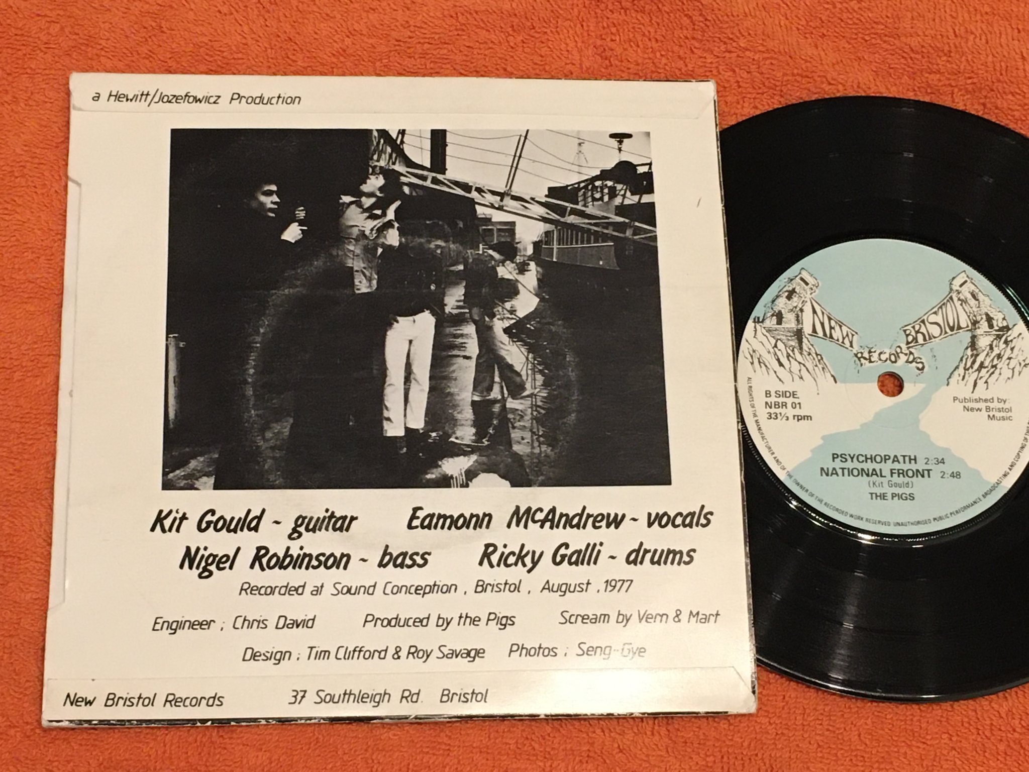 Omslagsbild för skivan THE PIGS Youthanasia 7”EP 1977 UK NEW BRISTOL NBR 1