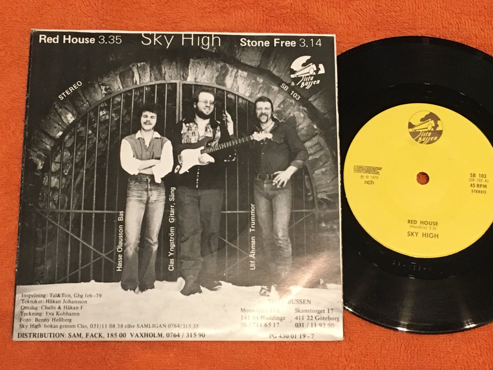Omslagsbild för skivan SKY HIGH red house 7”single -79 SISTA BUSSEN SB 103