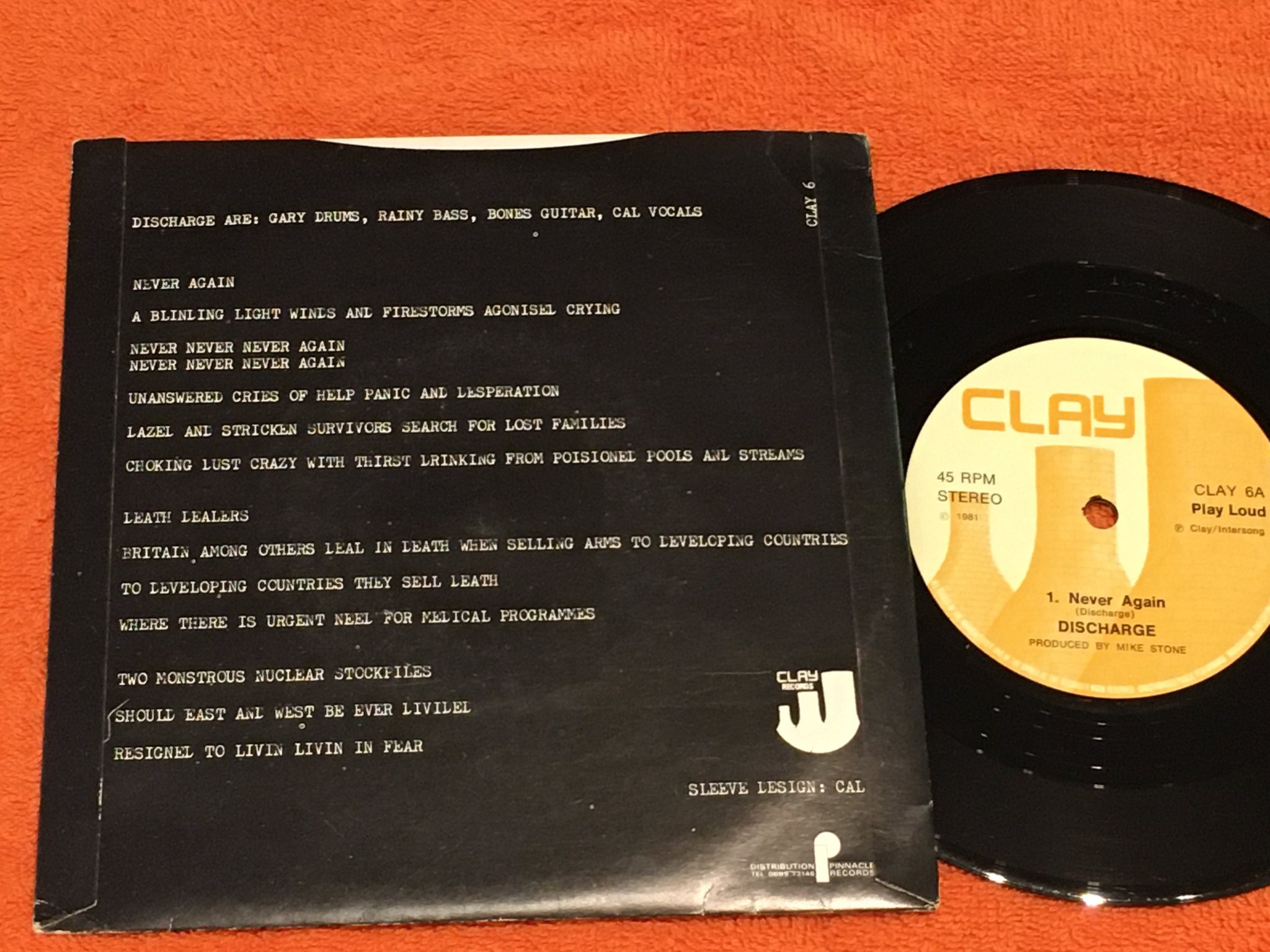 Omslagsbild för skivan DISCHARGE Never Again 7”single CLAY RECORDS CLAY 6
