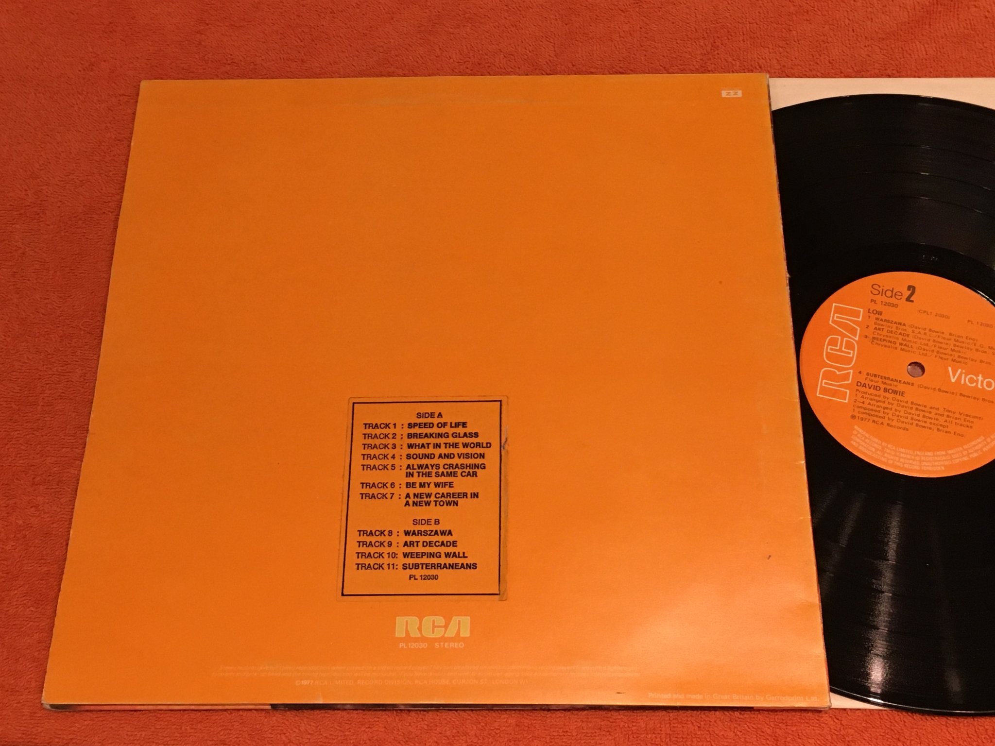 Omslagsbild för skivan DAVID BOWIE low LP -77 UK RCA PL 12030 sticker on back side