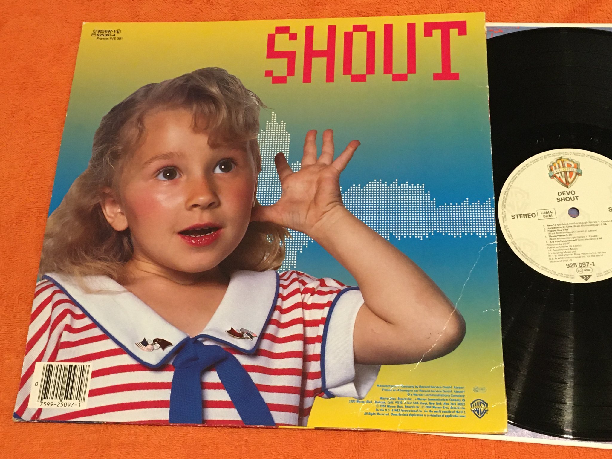 Omslagsbild för skivan DEVO shout LP -84 WARNER BROS 925 097-1