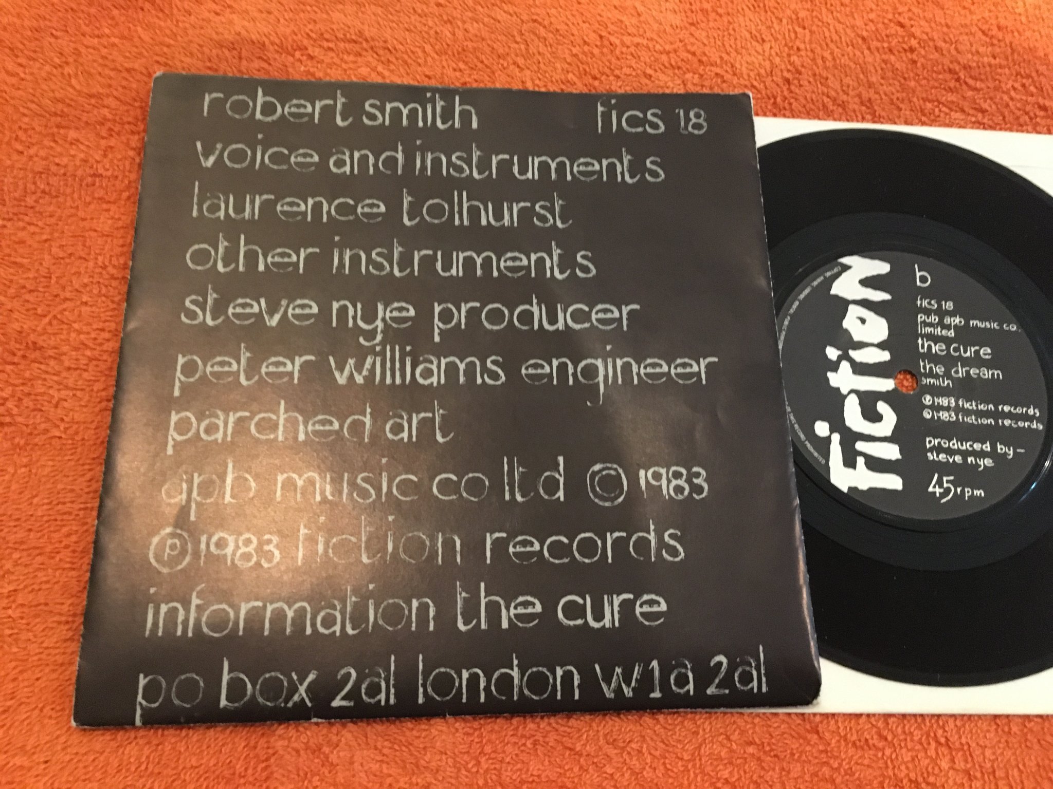 Omslagsbild för skivan THE CURE the walk 7” -83 UK FICTION fics 18 poster sleeve   