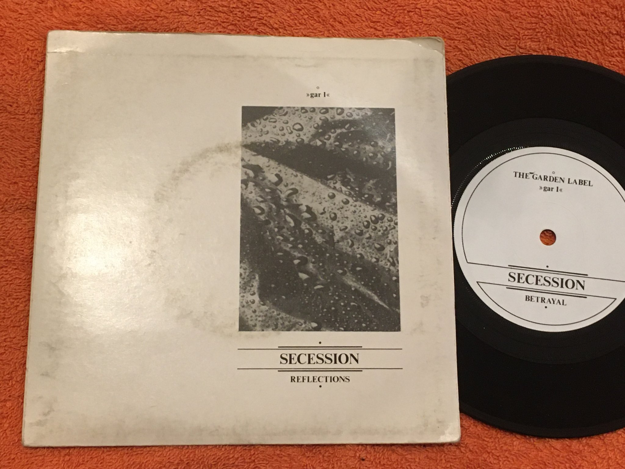 Omslagsbild för skivan SECESSION betrayal 7” THE GARDEN LABEL GAR 1 mega rare synth