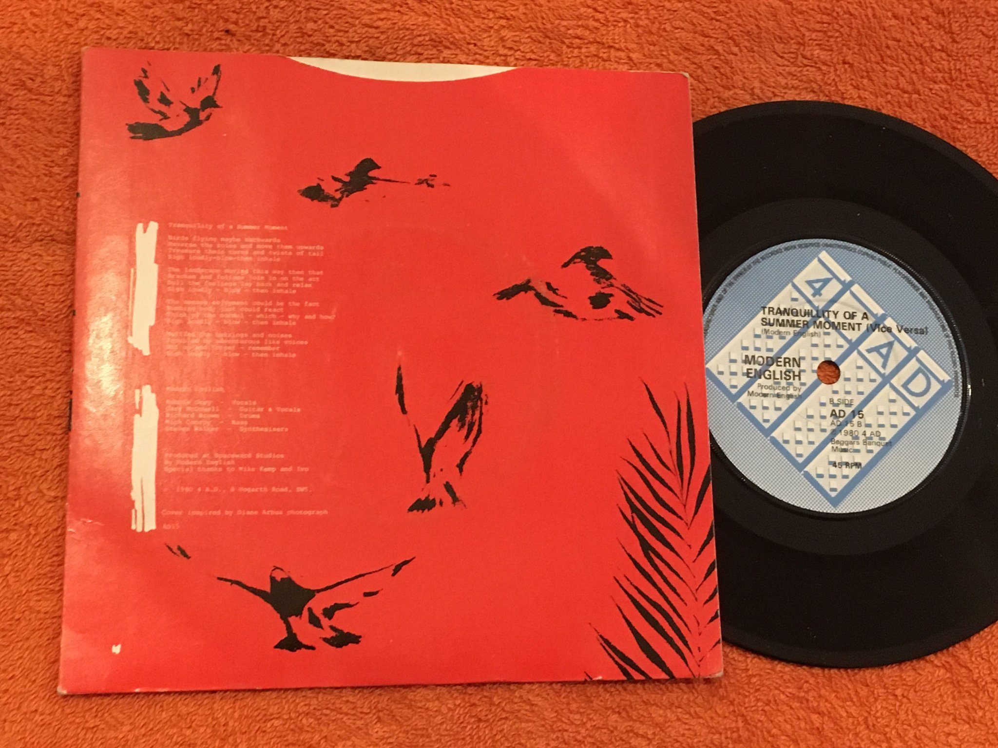 Omslagsbild för skivan MODERN ENGLISH gathering dust 7” -80 UK 4AD AD 15 new wave RARE!