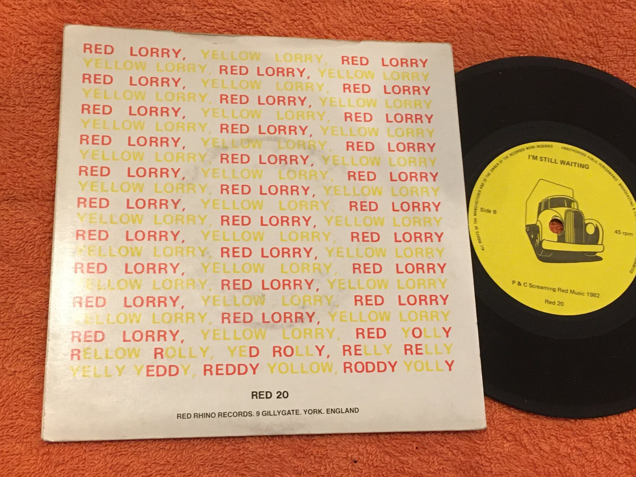 Omslagsbild för skivan RED LORRY YELLOW LORRY beating my head 7” UK -82 RED 20