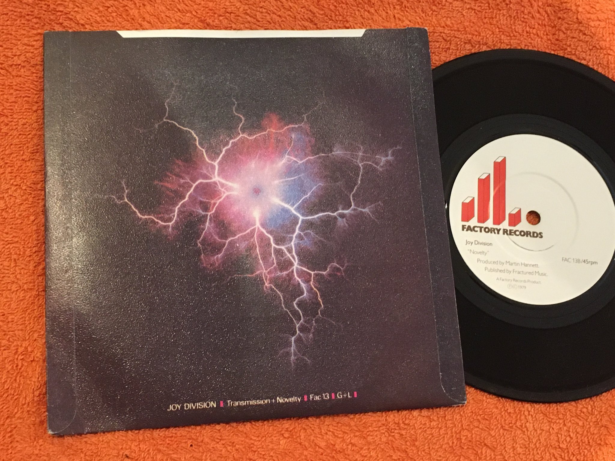 Omslagsbild för skivan JOY DIVISON transmission 7” -79 UK FACTORY FAC 13 textured sleeve