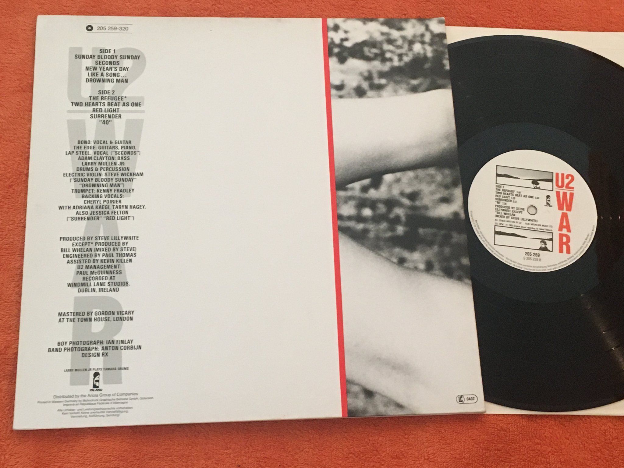 Omslagsbild för skivan U2 war LP -83 Ger ISLAND 205259