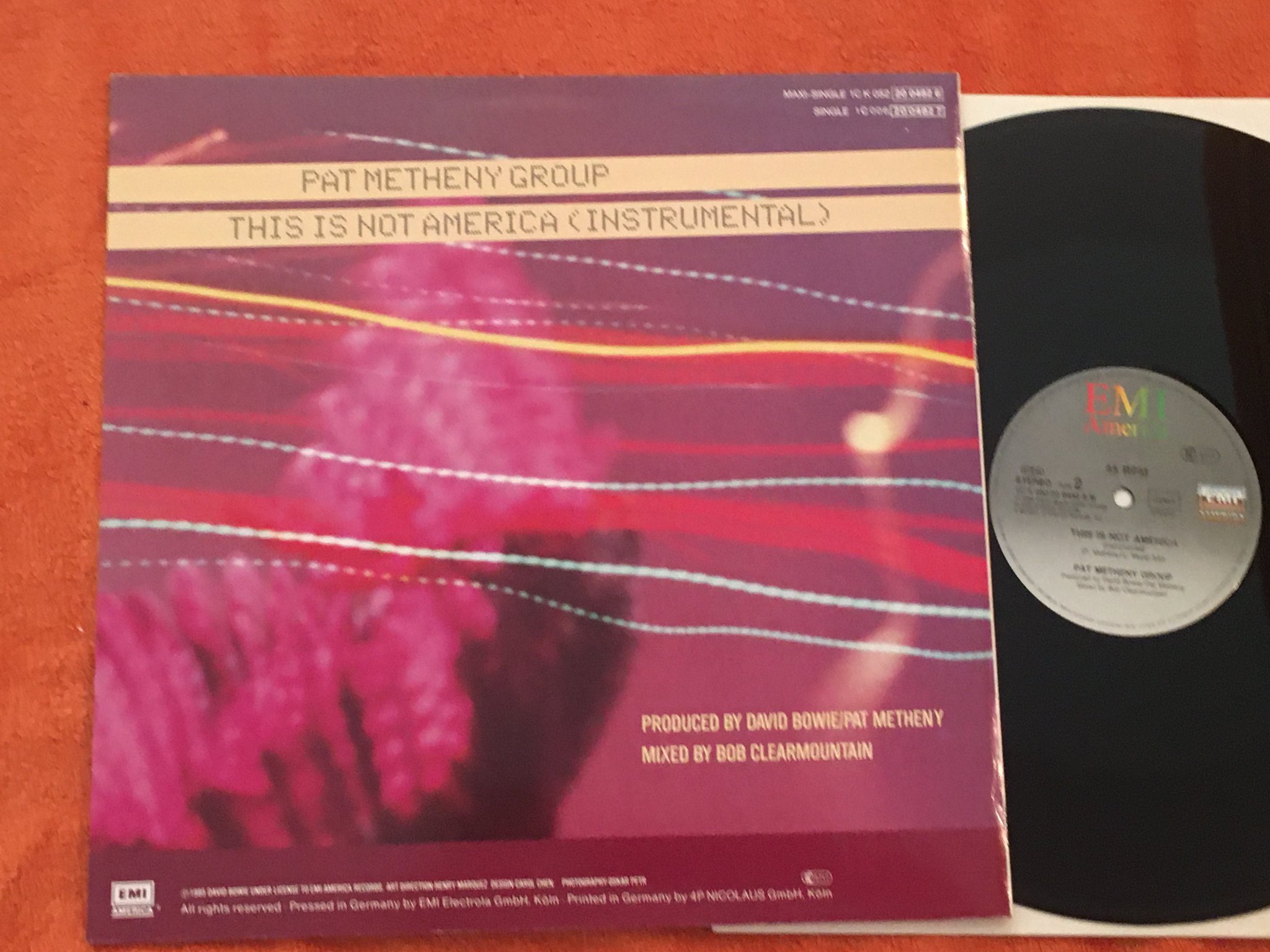 Omslagsbild för skivan DAVID BOWIE this is not America 12”single -85 Ger RCA 1C K 052 20 0482 6