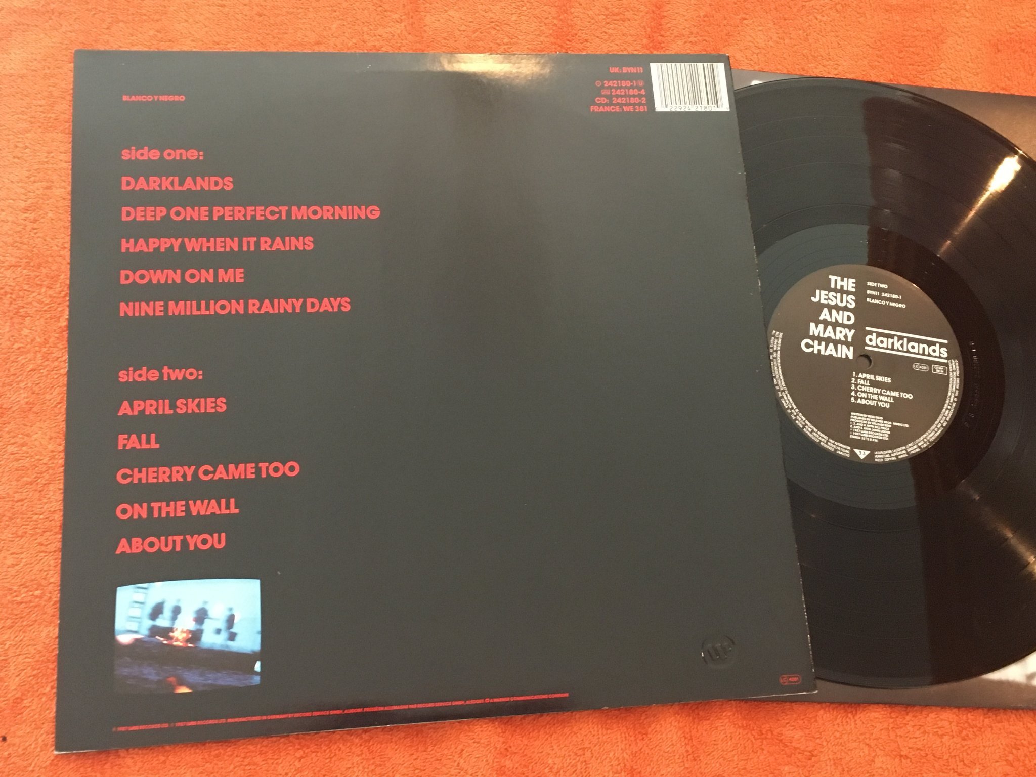 Omslagsbild för skivan THE JESUS AND MARY CHAIN darklands LP -87 BLANCO Y NEGRO 242180-1