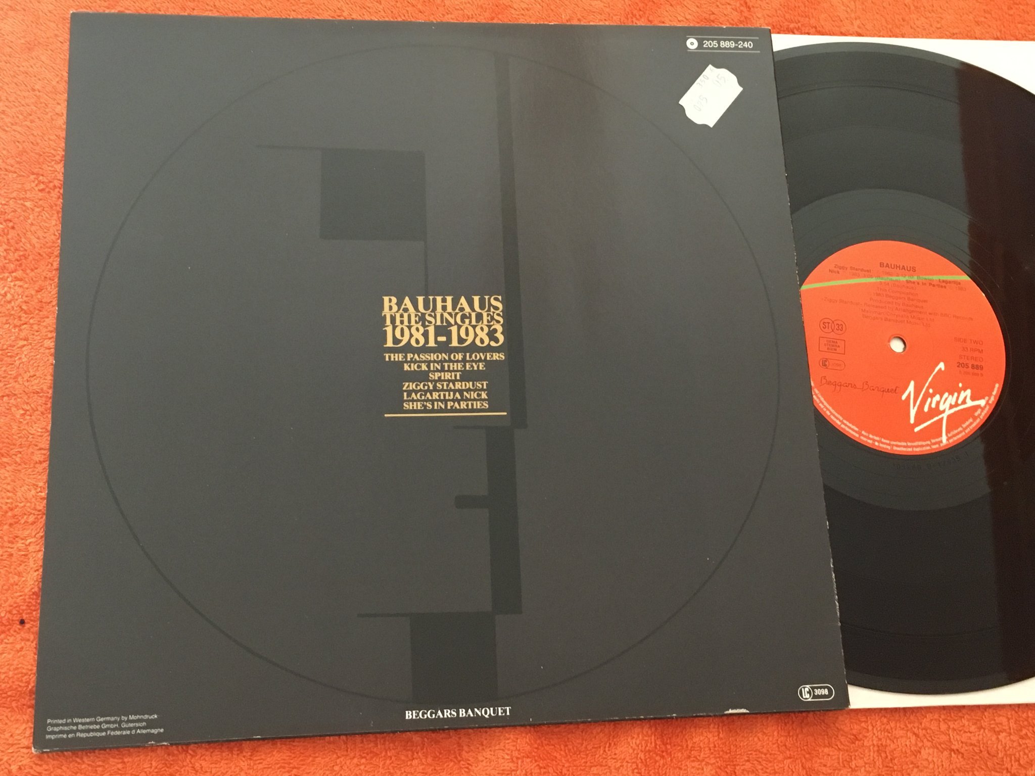 Omslagsbild för skivan BAUHAUS the singles 1981-1983 LP -83 VIRGIN 205 889