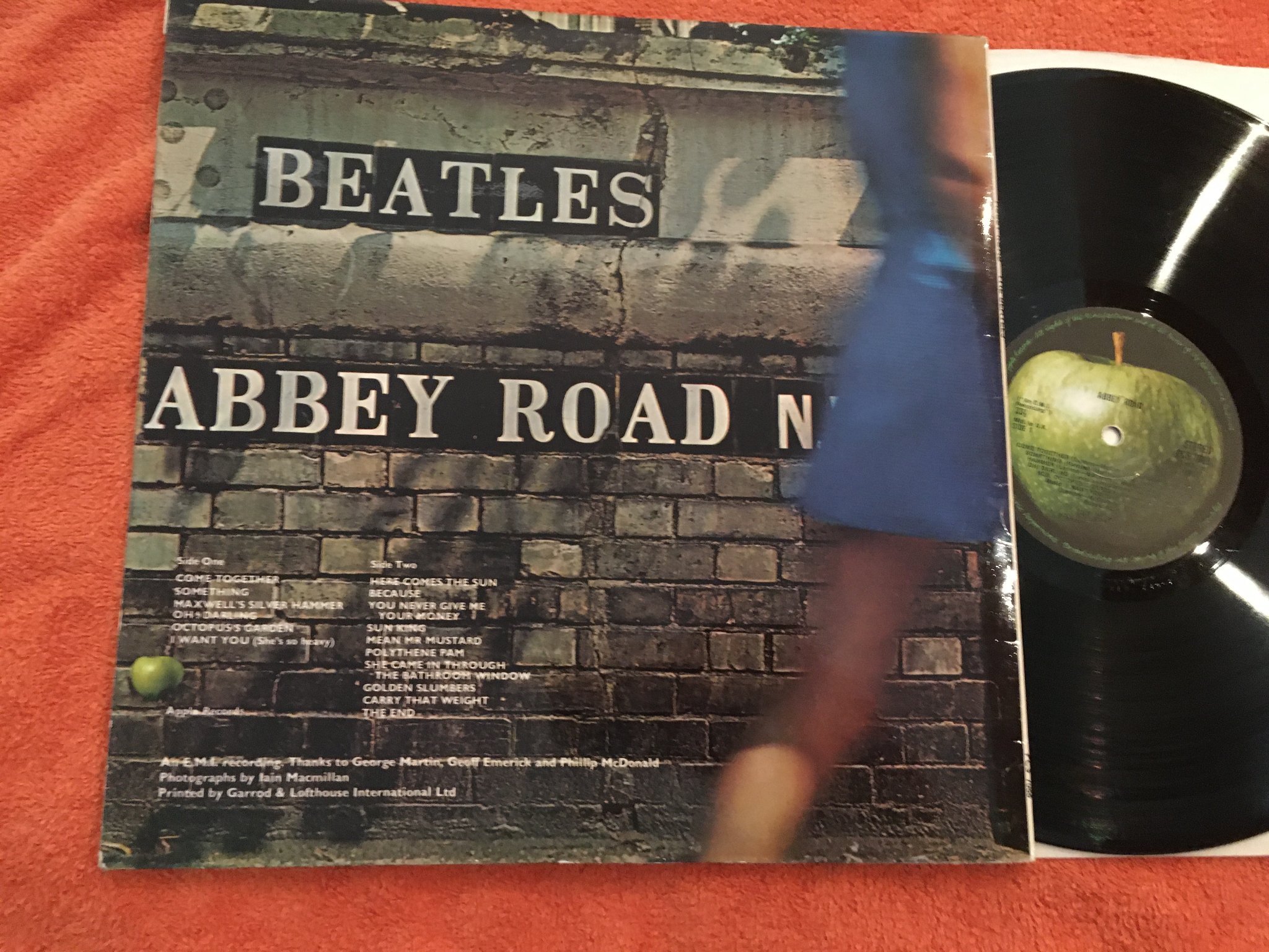 Omslagsbild för skivan THE BEATLES abbey road LP -69 UK APPLE PCS 7088 misaligned apple