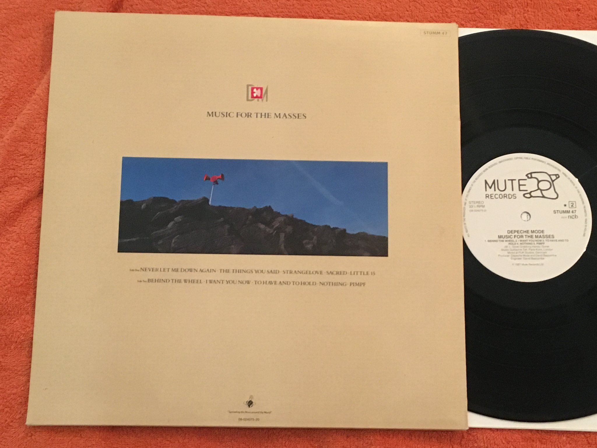 Omslagsbild för skivan DEPECHE MODE music for the masses LP -86 Swe MUTE STUMM 47