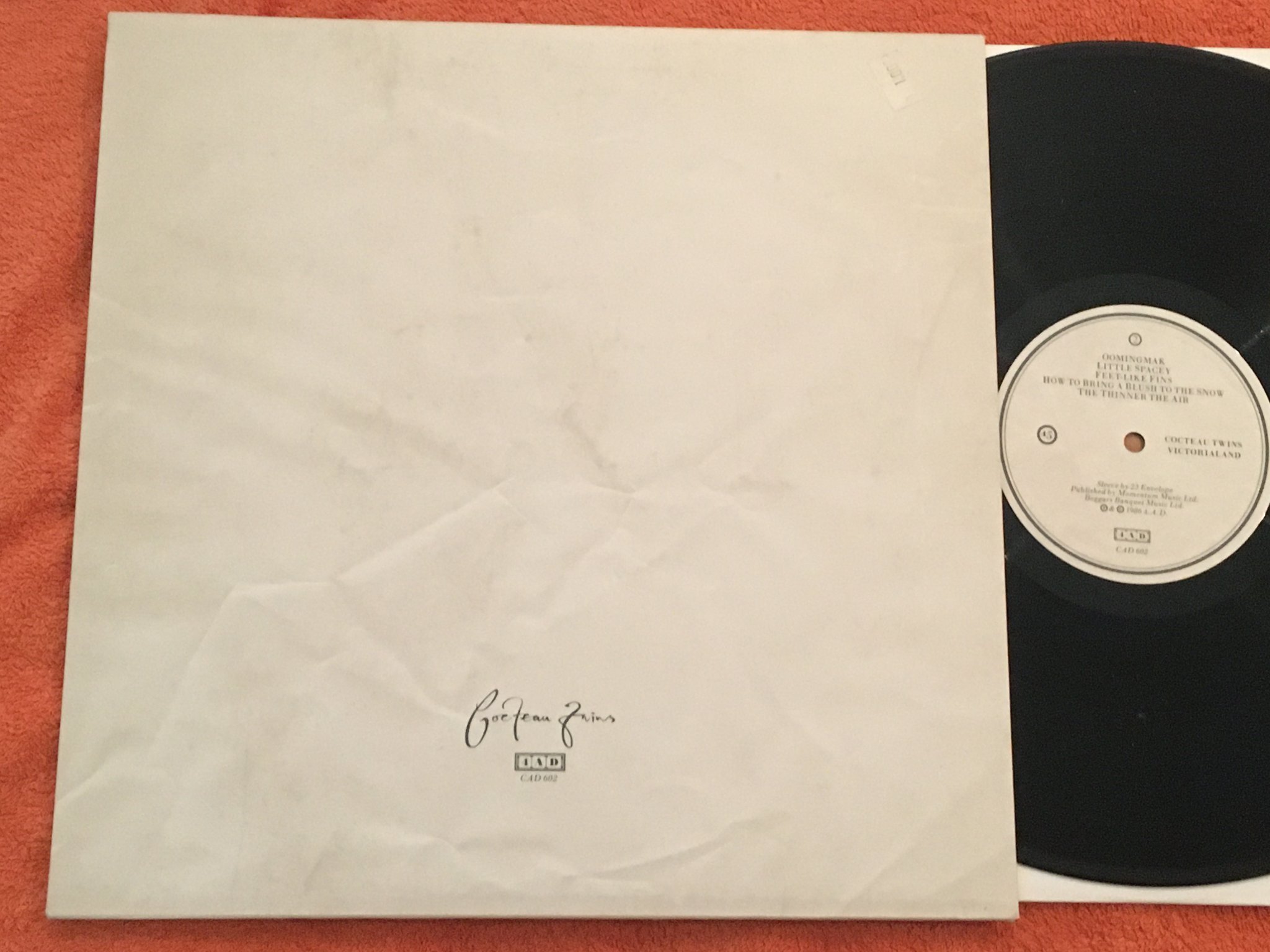 Omslagsbild för skivan COCTEAU TWINS victorialand LP -86 4AD CAD 602