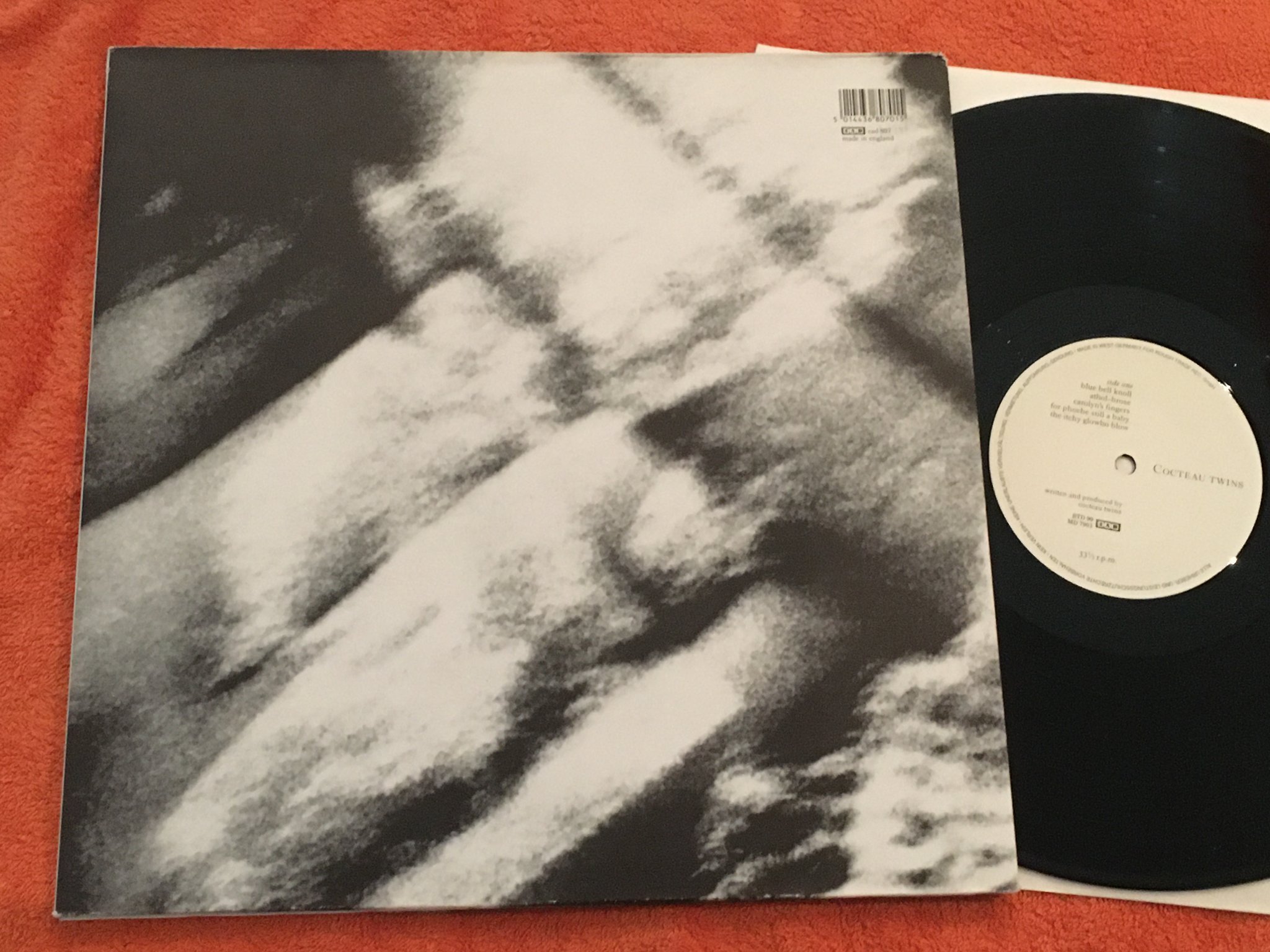 Omslagsbild för skivan COCTEAU TWINS blue bell knoll LP -88 Ger ROUGH TRADE RTD 99