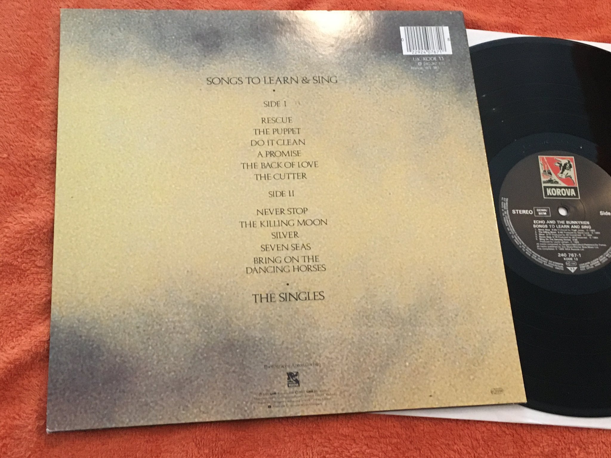 Omslagsbild för skivan ECHO AND THE BUNNYMEN songs to learn and sing LP -85 Ger KOROVA 240 767-1