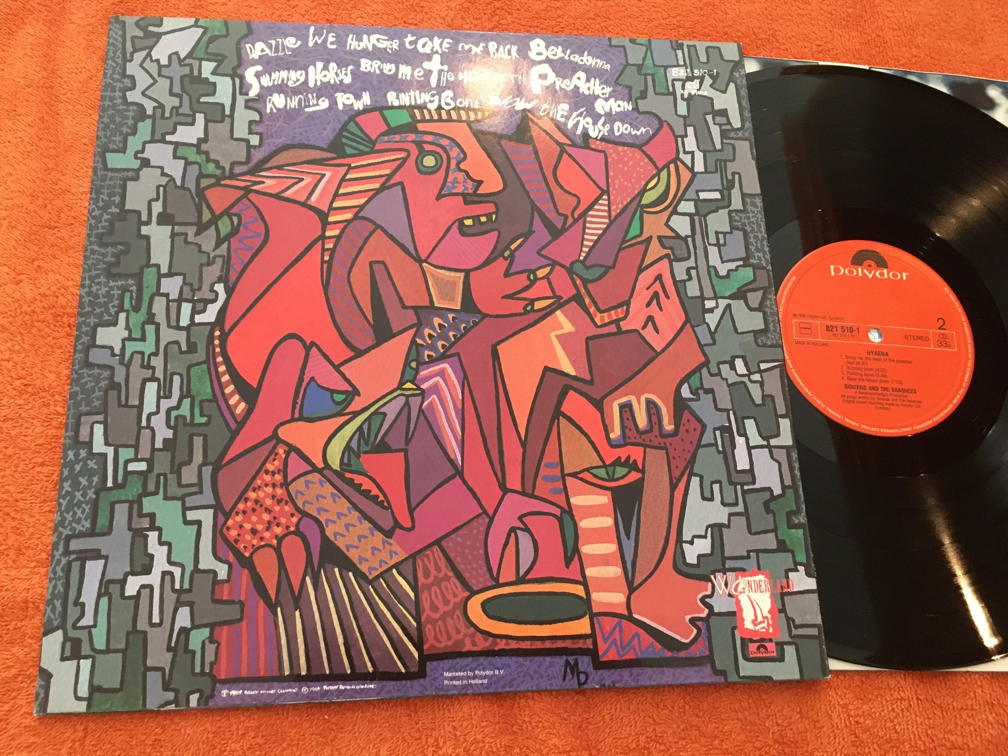 Omslagsbild för skivan SIOUXSIE AND THE BANSHEES hyaena LP -84 Hol POLYDOR 821510-1