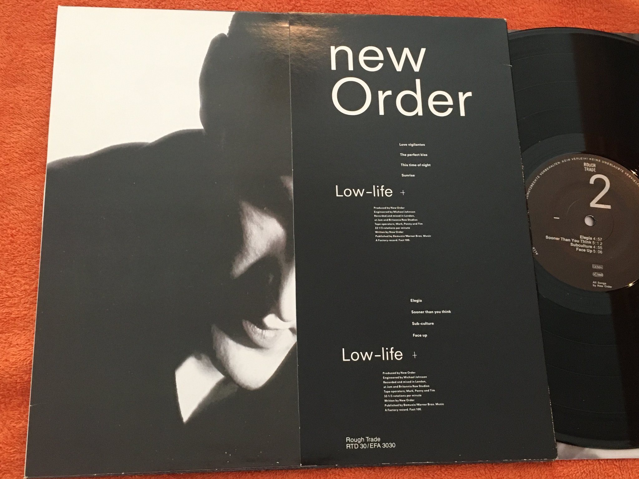 Omslagsbild för skivan NEW ORDER low-life LP -85 Ger ROUGH TRADE RTD 30