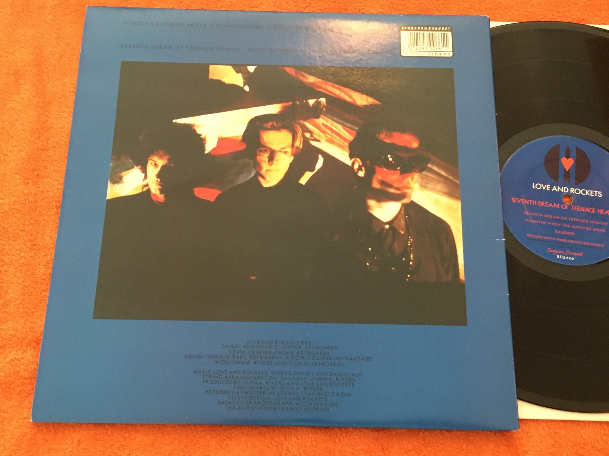 Omslagsbild för skivan LOVE AND ROCKETS seventh dream of teenage heaven LP -85 beggars banquet BEGA 66
