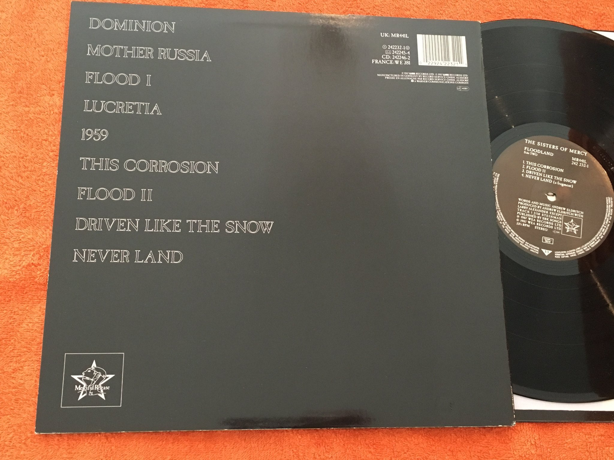 Omslagsbild för skivan SISTERS OF MERCY floodland LP -87 MERCIFUL RELEASE 242 232-1