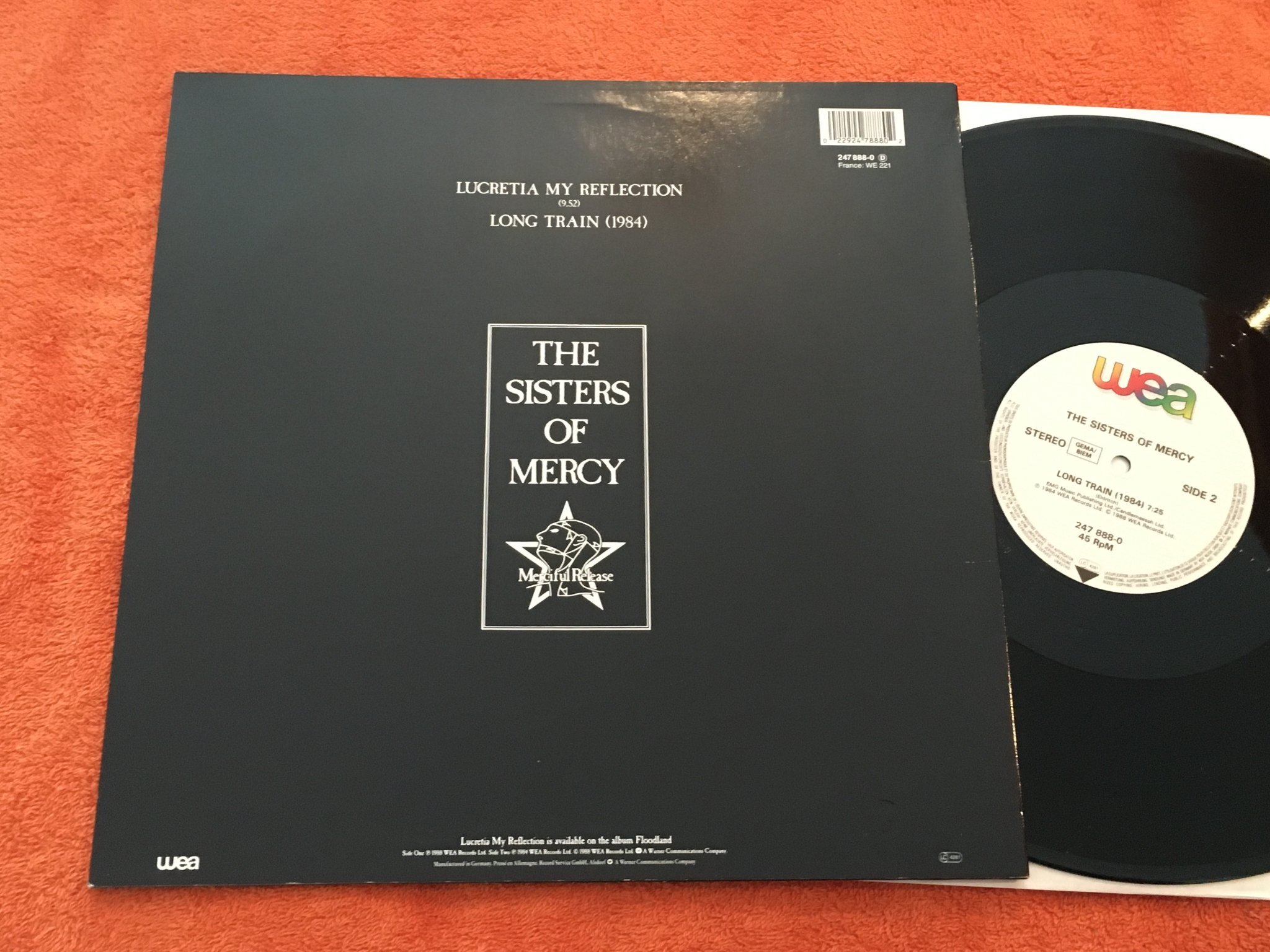 Omslagsbild för skivan SISTERS OF MERCY Lucretia my reflection 12"single -88 WEA 247 888-0