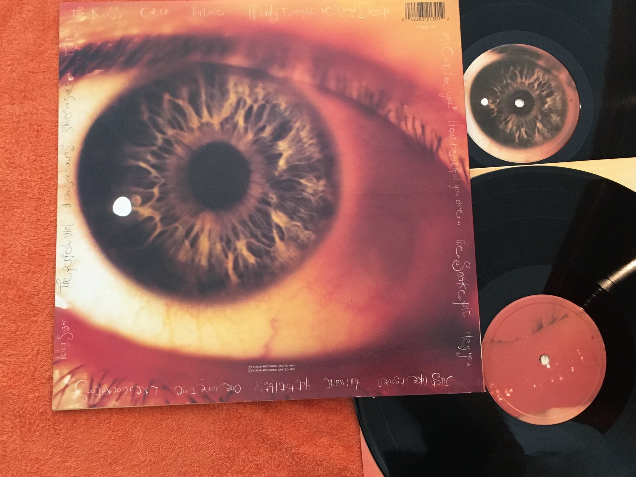 Omslagsbild för skivan THE CURE kiss me kiss me 2xLP + bonus 12" ltd orange vinyl RARE!!!