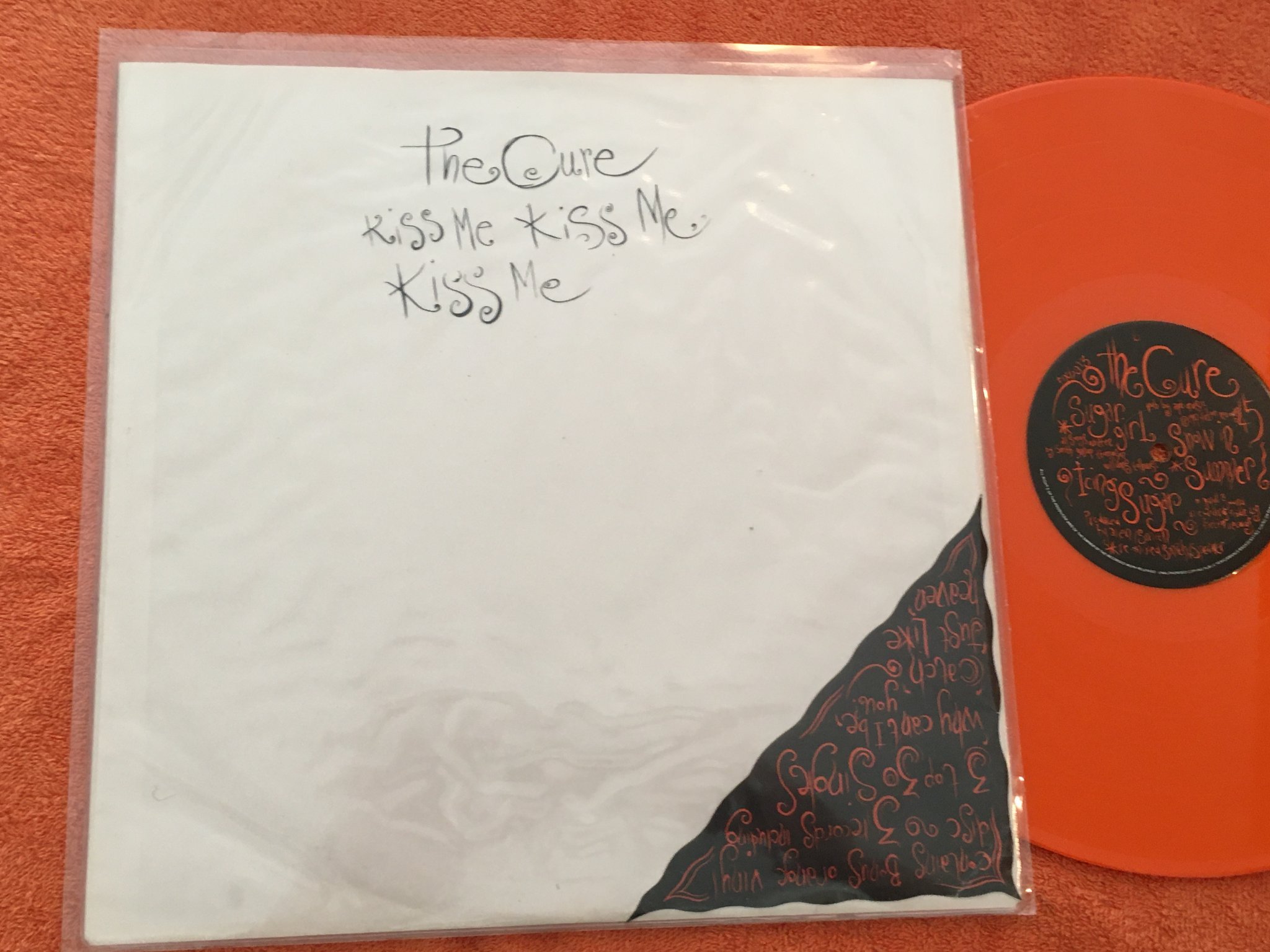 Omslagsbild för skivan THE CURE kiss me kiss me 2xLP + bonus 12" ltd orange vinyl RARE!!!
