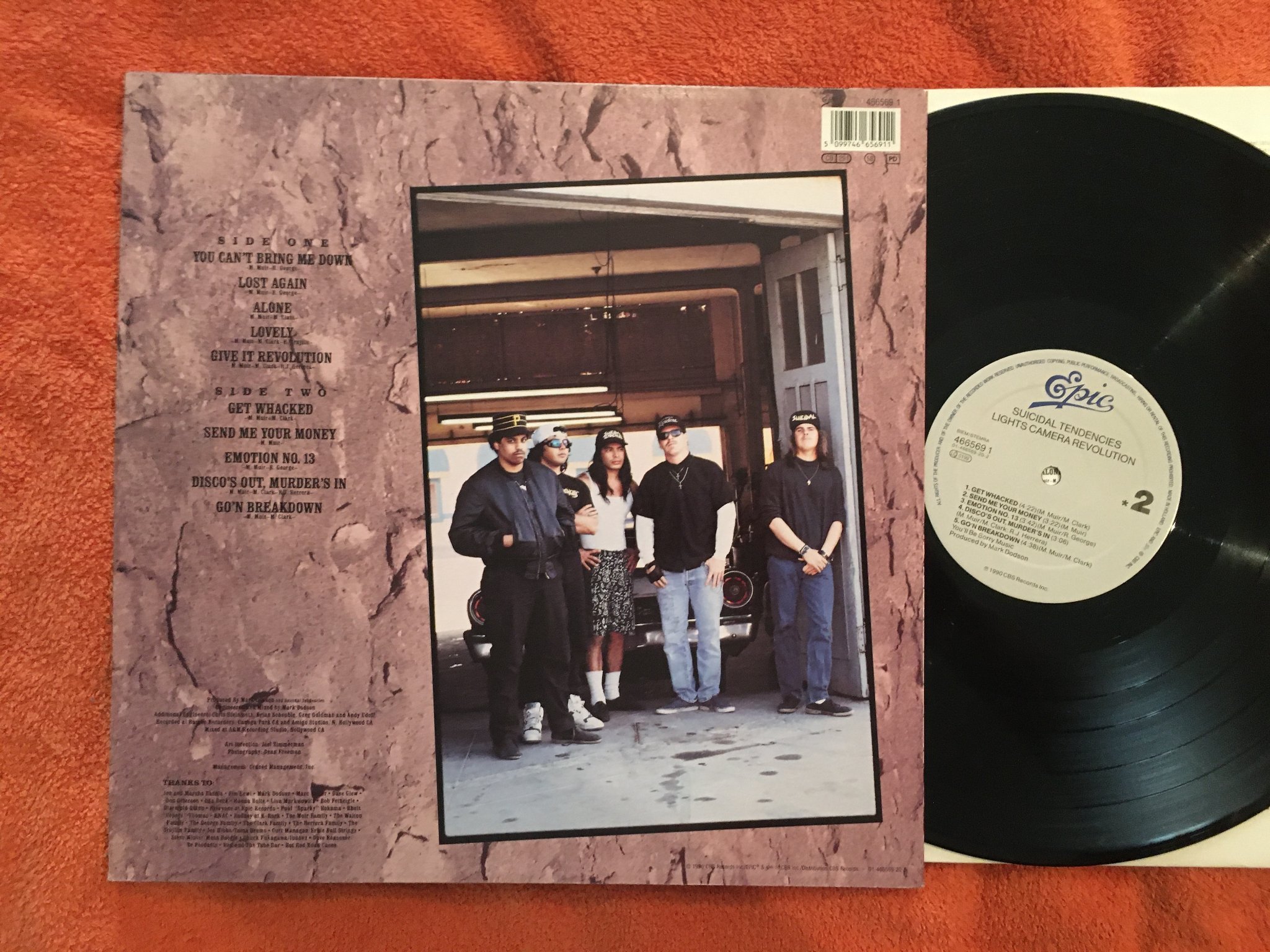 Omslagsbild för skivan SUICIDAL TENDENCIES lights camera revolution LP -90 Hol EPIC 466569-1