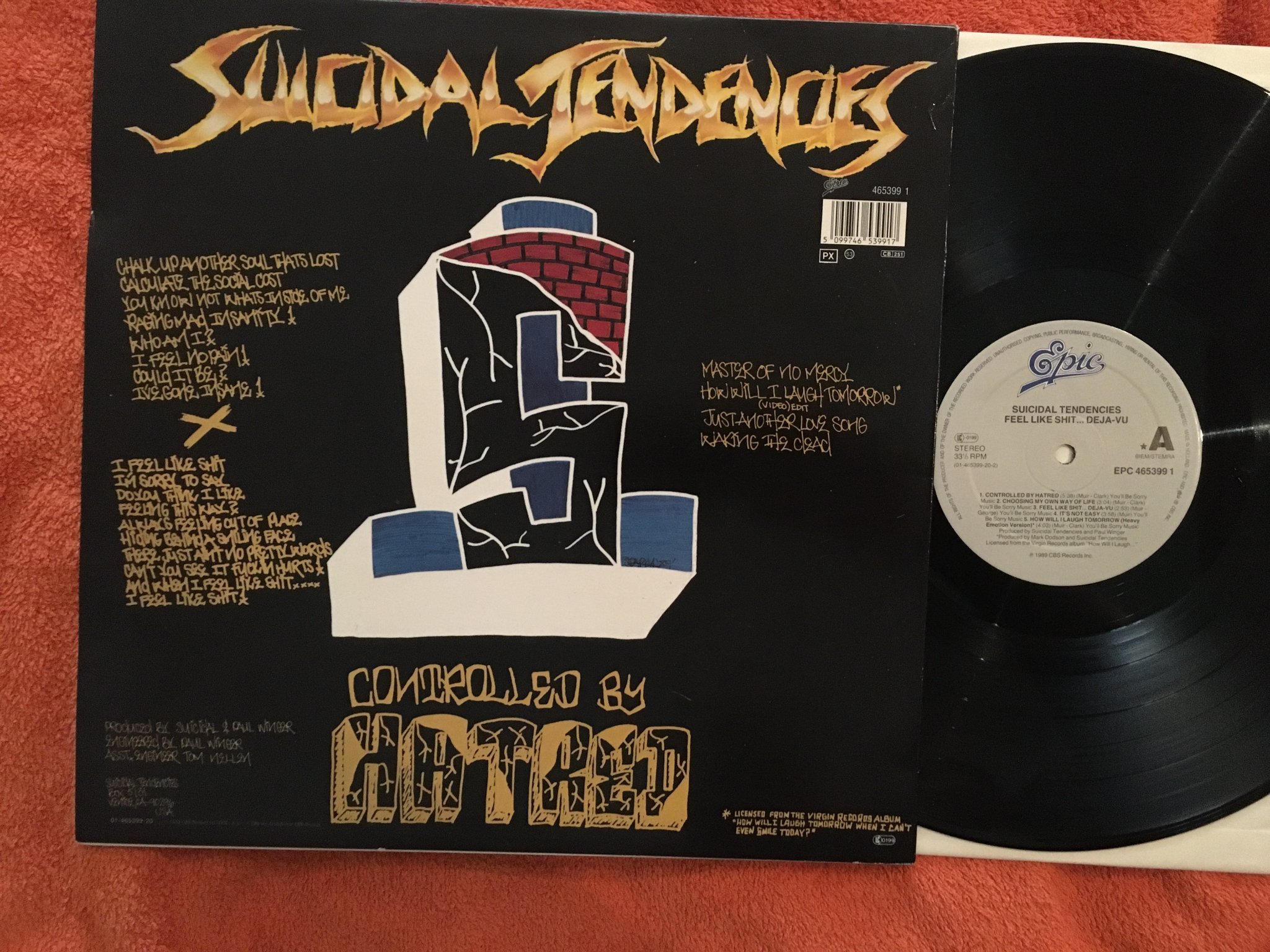 Omslagsbild för skivan SUICIDAL TENDENCIES feel like shit.. deja-vu LP -89 Hol EPIC 465399-1