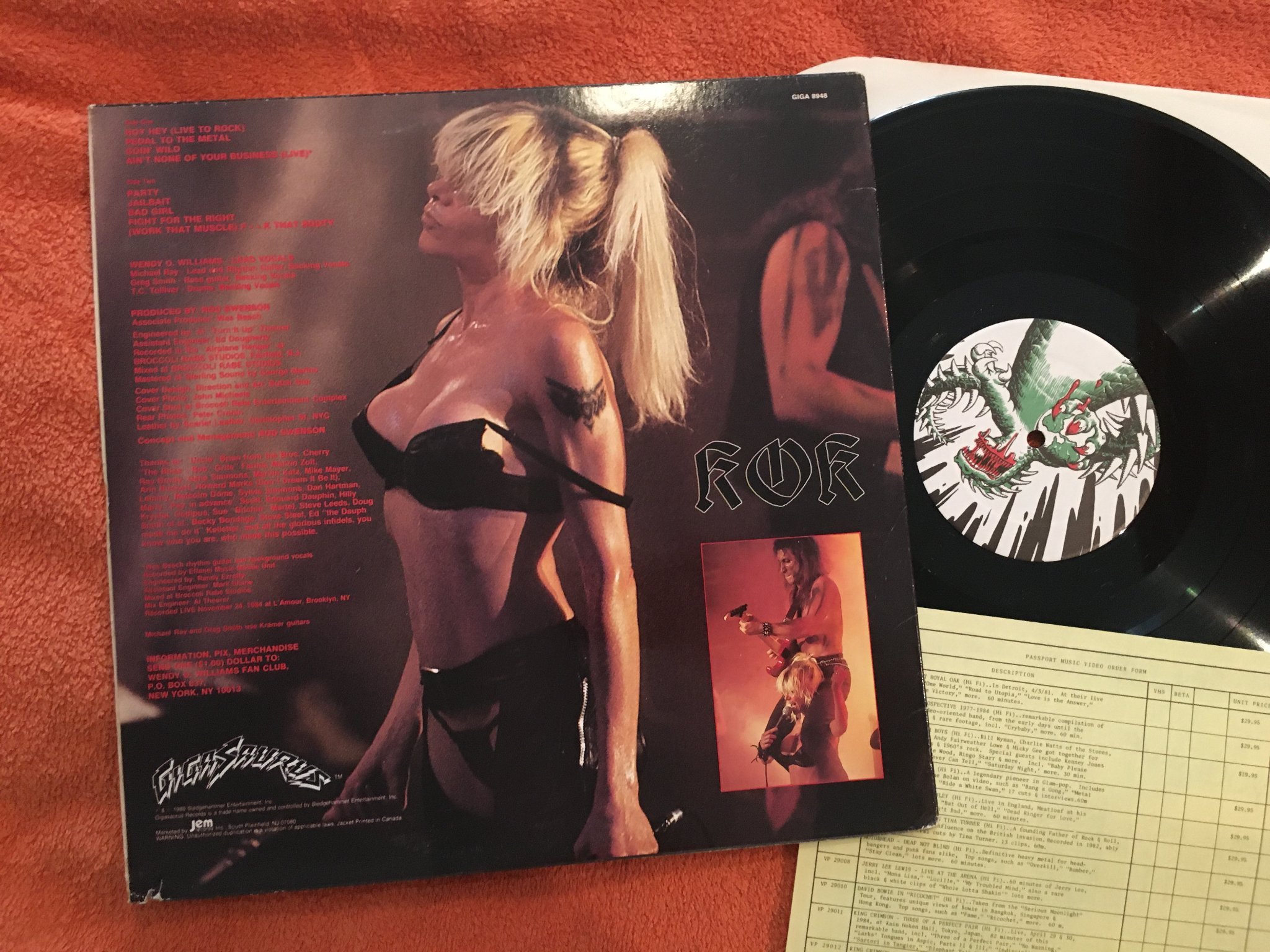 Omslagsbild för skivan WOW - kommander of kaos LP -86 US GIGASAURUS GIGA8948