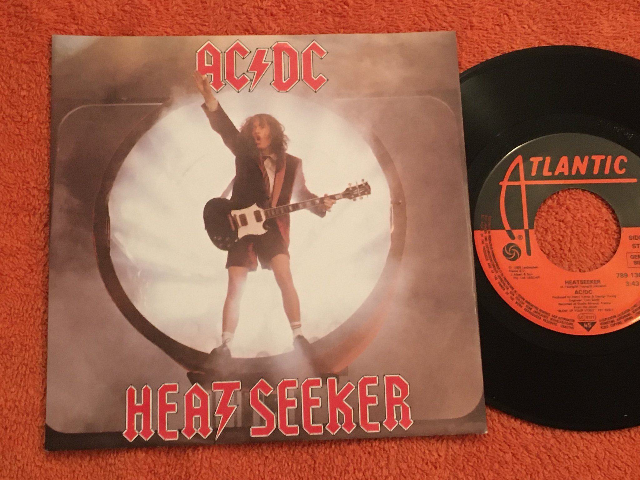 Omslagsbild för skivan AC/DC heatseaker 7"single -88 ATLANTIC 789136-7