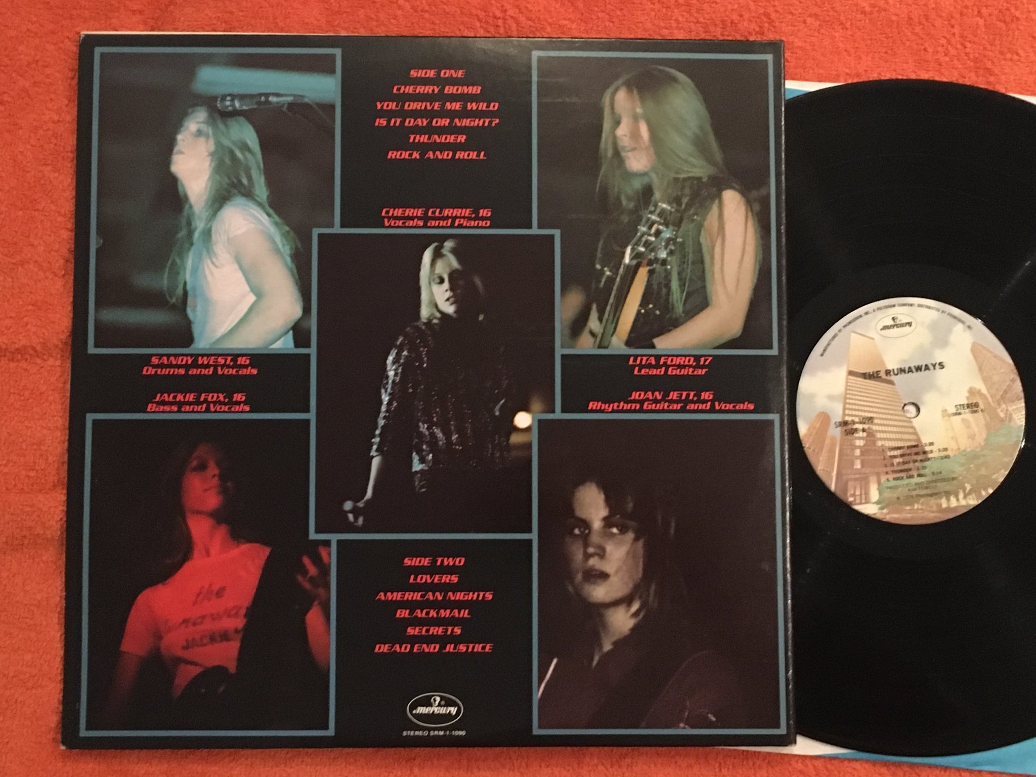 Omslagsbild för skivan THE RUNAWAYS s/t LP -76 US MERCURY SRM-1-1090