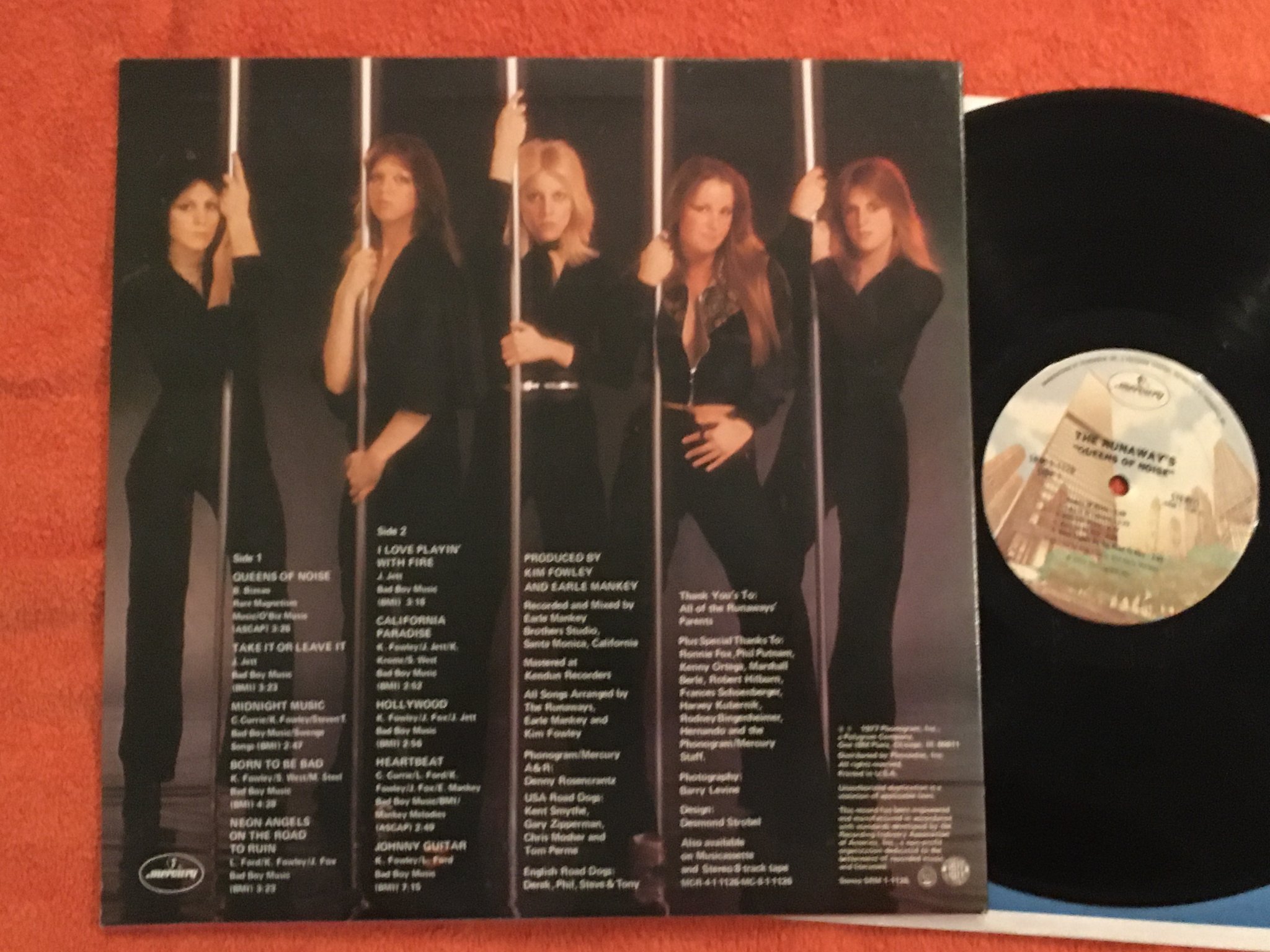 Omslagsbild för skivan THE RUNAWAYS queens of noise LP -77 US MERCURY SRM-1-1126
