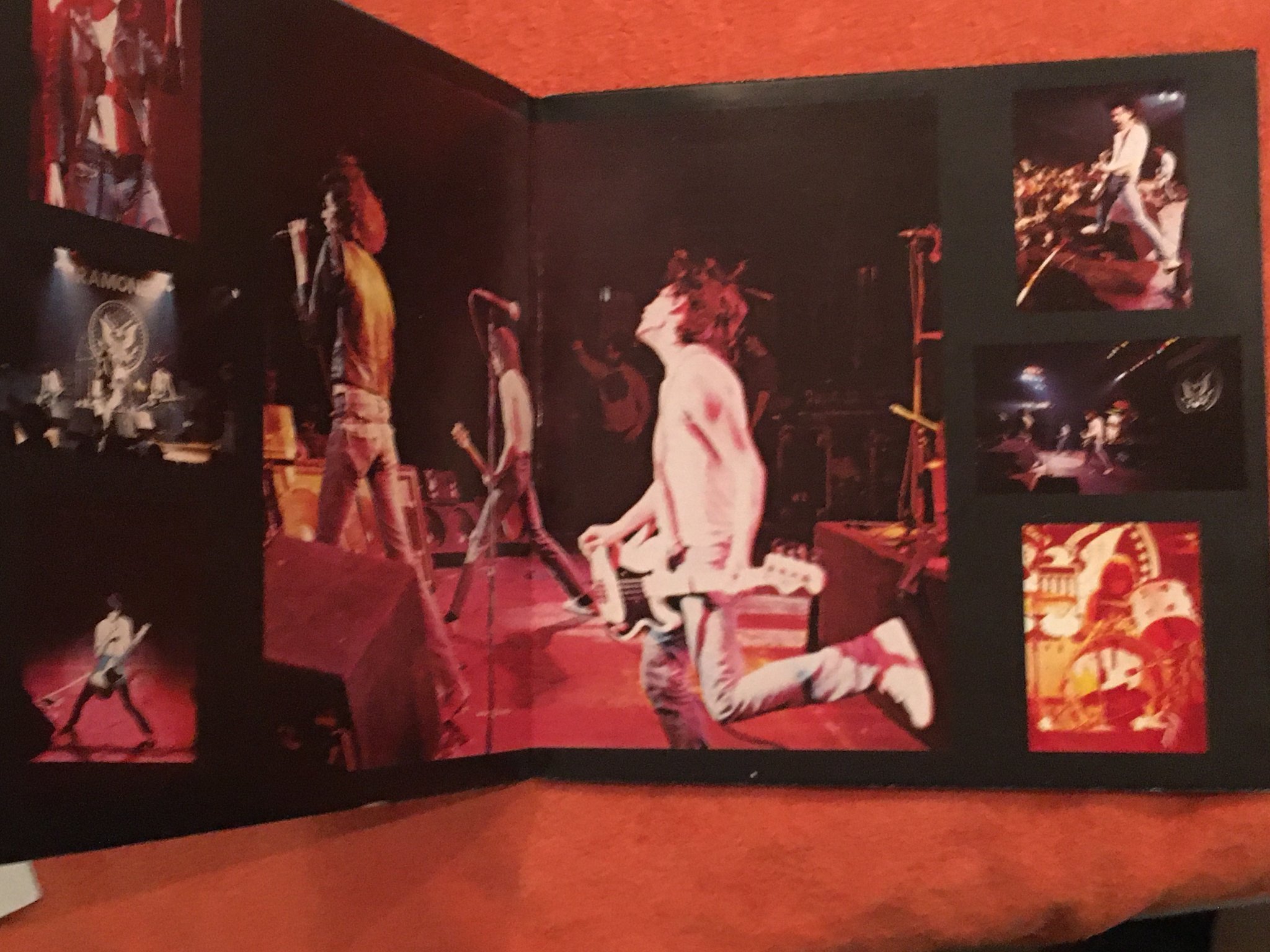 Omslagsbild för skivan RAMONES it's alive 2xLP -79 Swe SIRE RAM LIVE 3