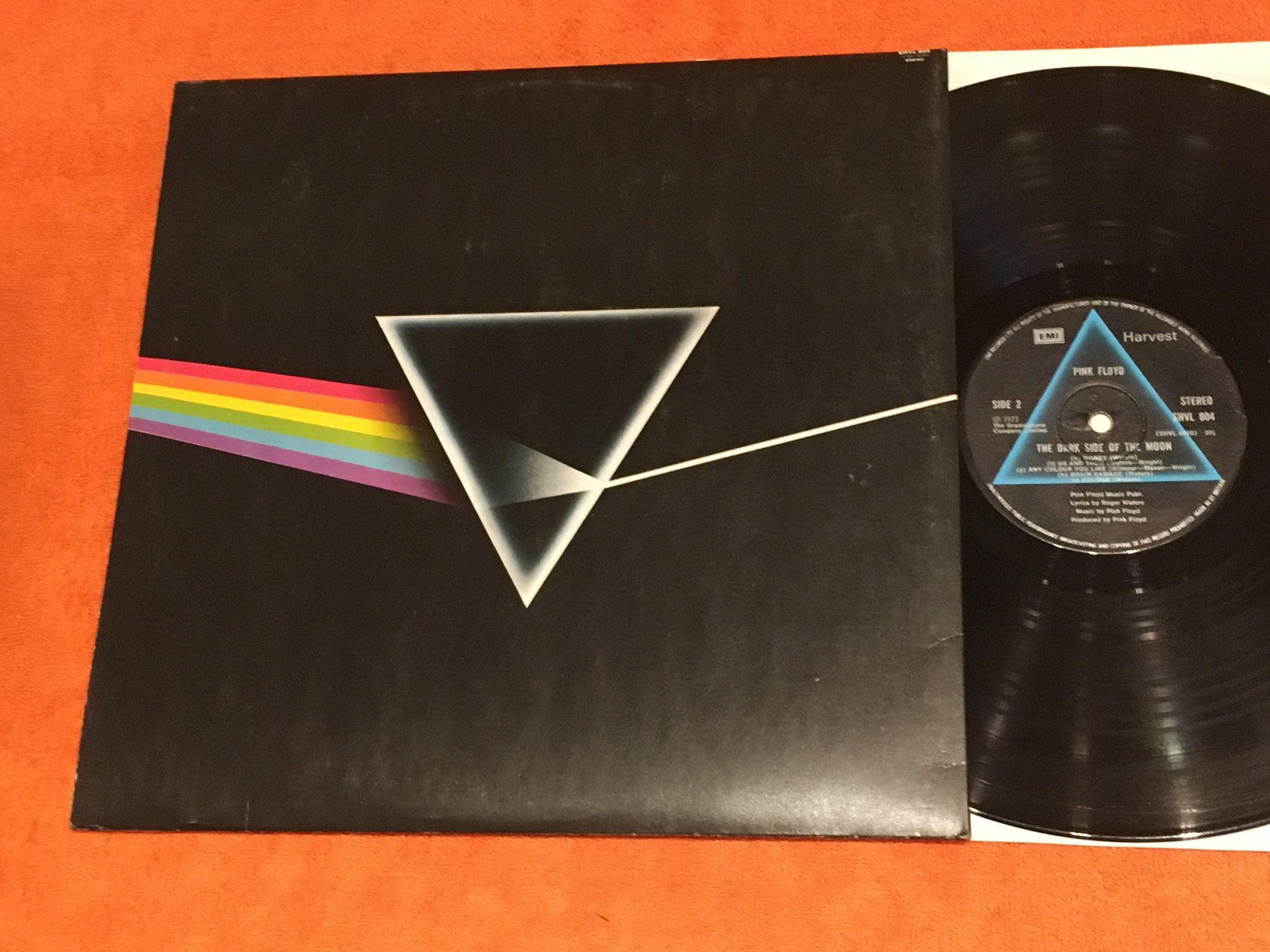 Omslagsbild för skivan PINK FLOYD dark side of the moon LP -73 UK  HARVEST SHVL 804 2 posters 1 card	