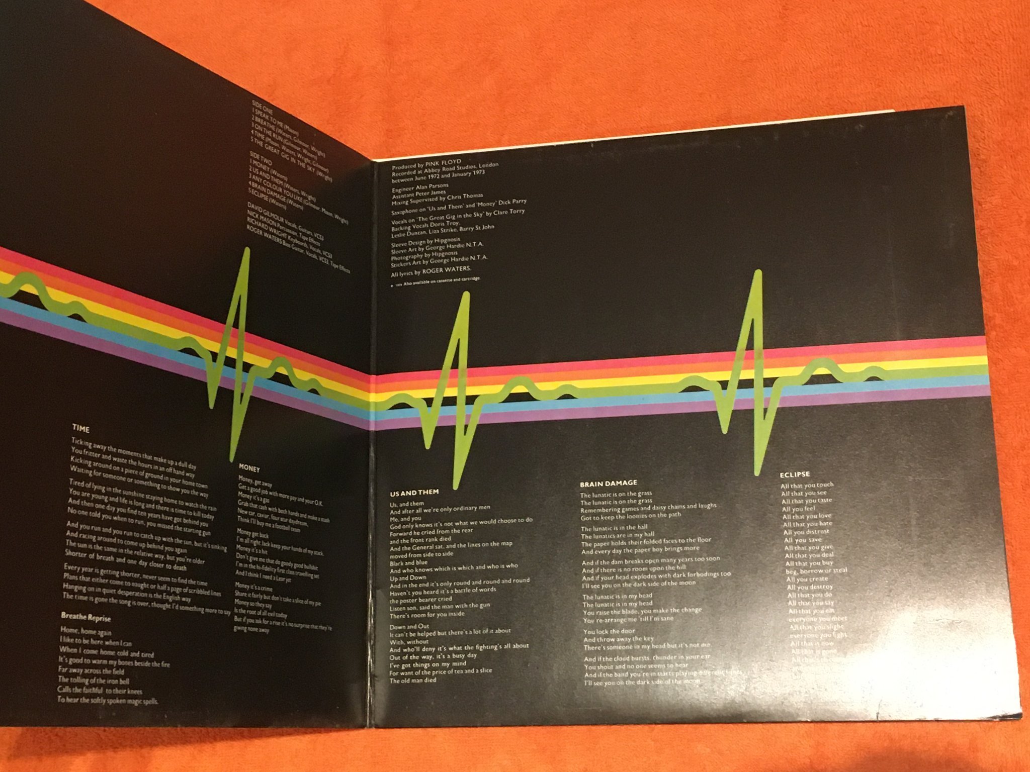Omslagsbild för skivan PINK FLOYD dark side of the moon LP -73 UK  HARVEST SHVL 804 2 posters 1 card	