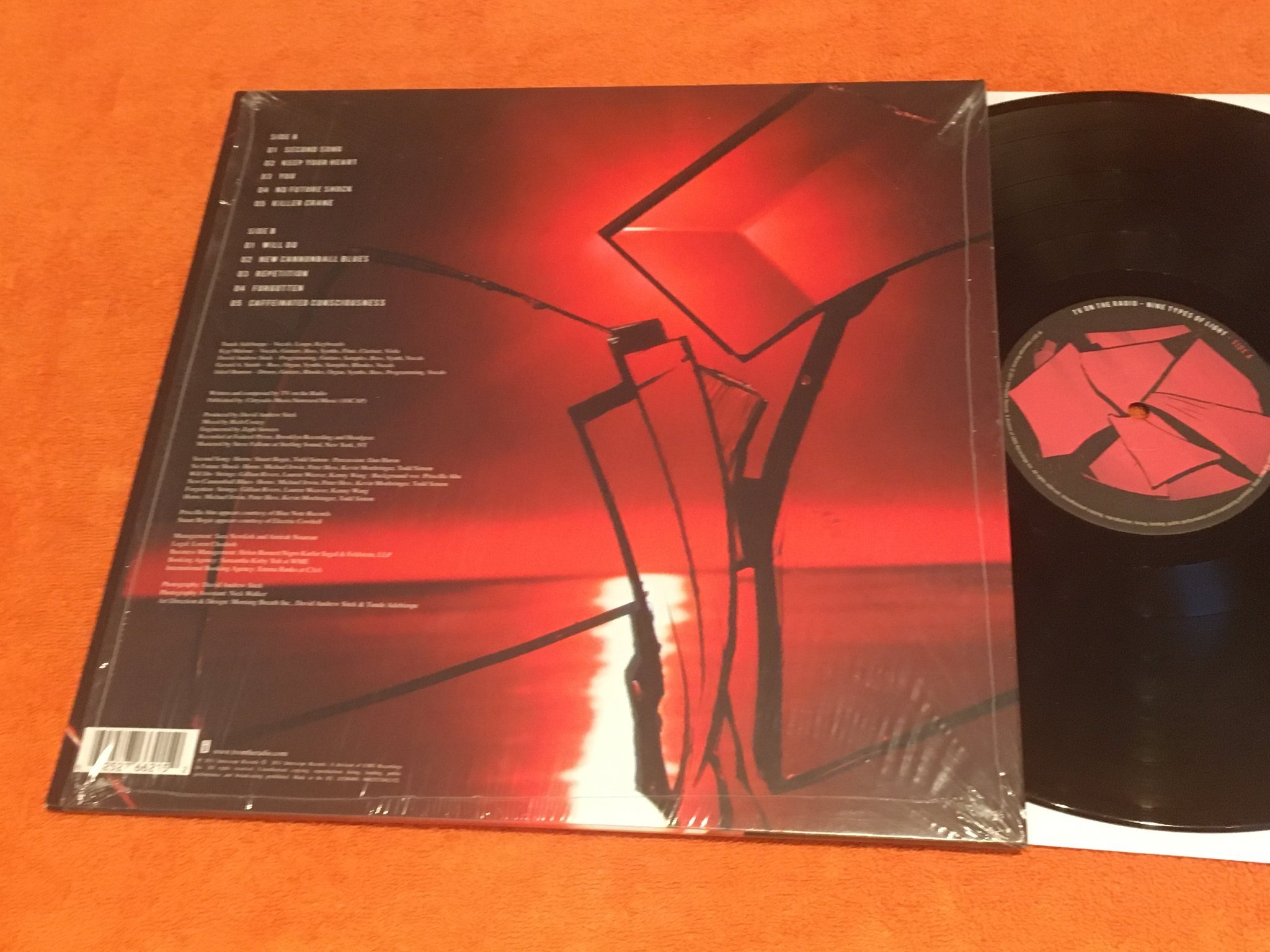 Omslagsbild för skivan TV ON THE RADIO nine types of light LP 2011 INTERSCOPE 0602527662152