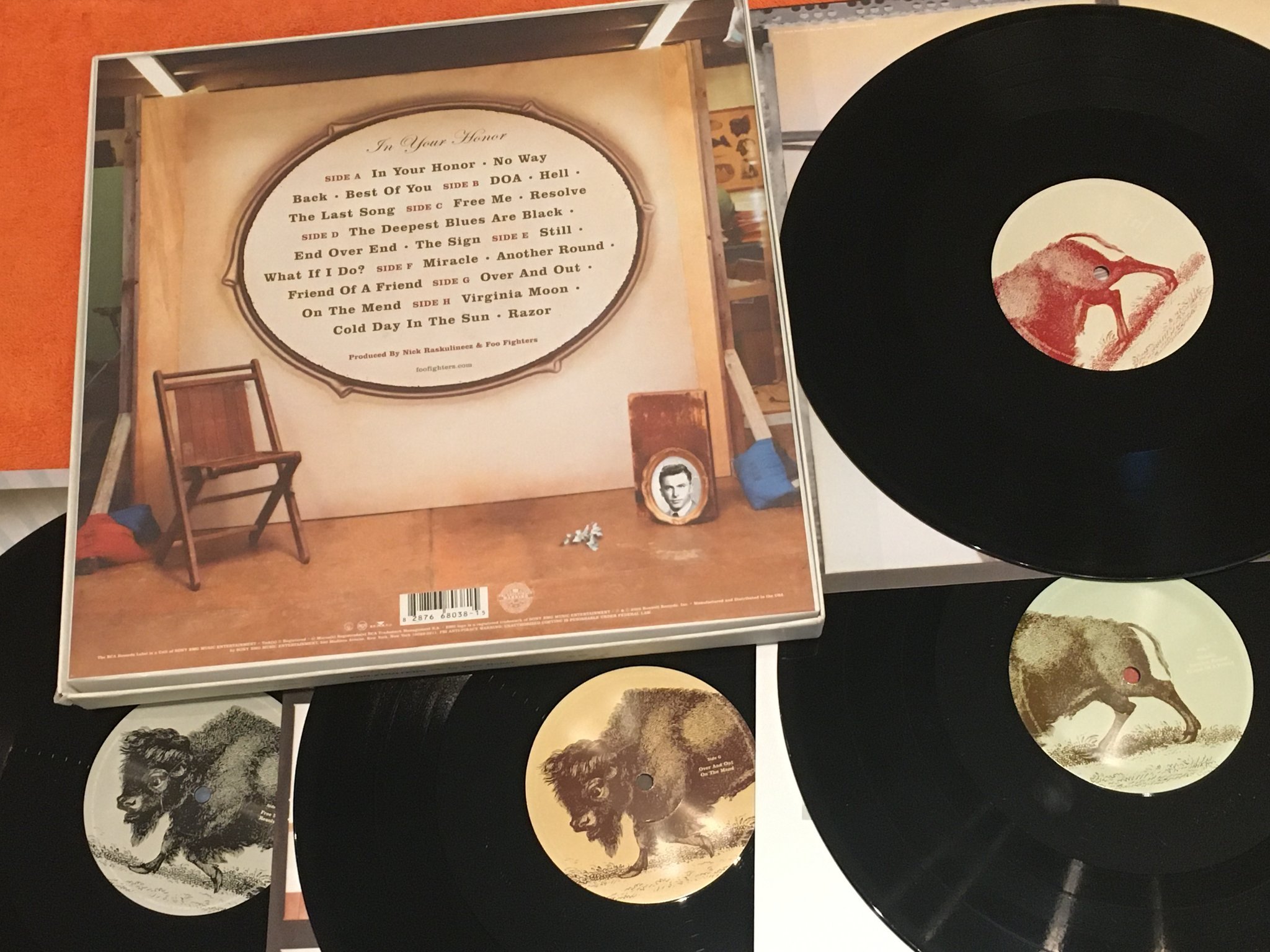 Omslagsbild för skivan FOO FIGHTERS in your honor 4xLP box US 2005 embossed cover WOW!!