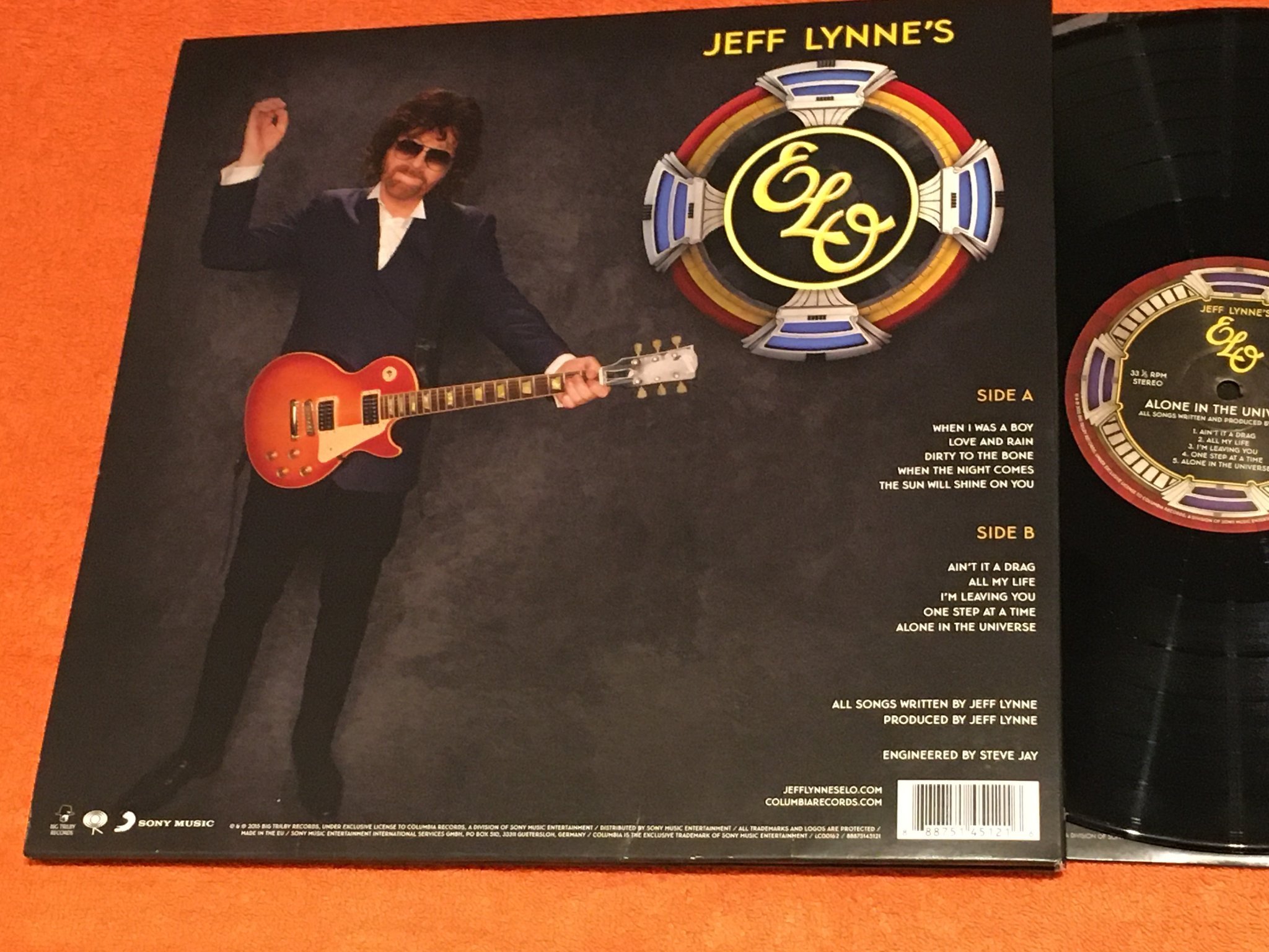 Omslagsbild för skivan JEFF LYNNE’S ELO alone in the universe LP 2015 US COLUMBIA 88875145121