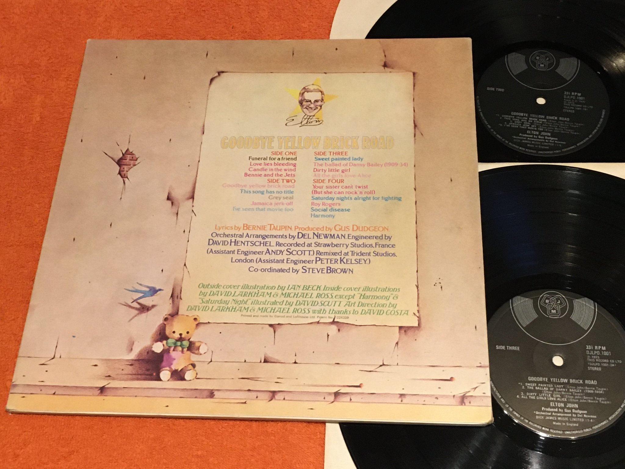 Omslagsbild för skivan ELTON JOHN goodbye yellow brick road 2xLP -73 UK DJLPD 1001 Tri-fold cover 