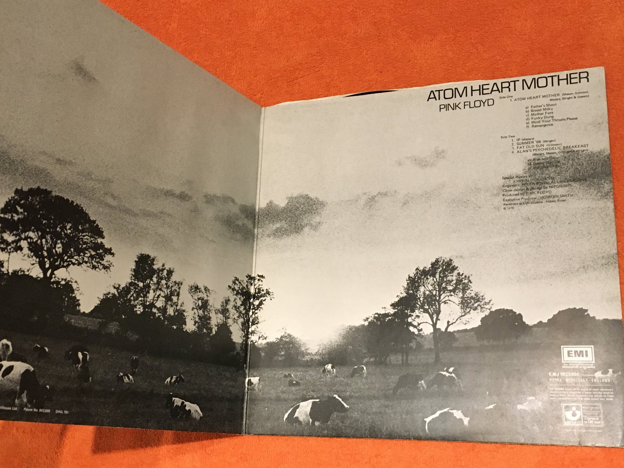 Omslagsbild för skivan PINK FLOYD atom heart mother LP -70 UK HARVEST SHVL 781 No EMI