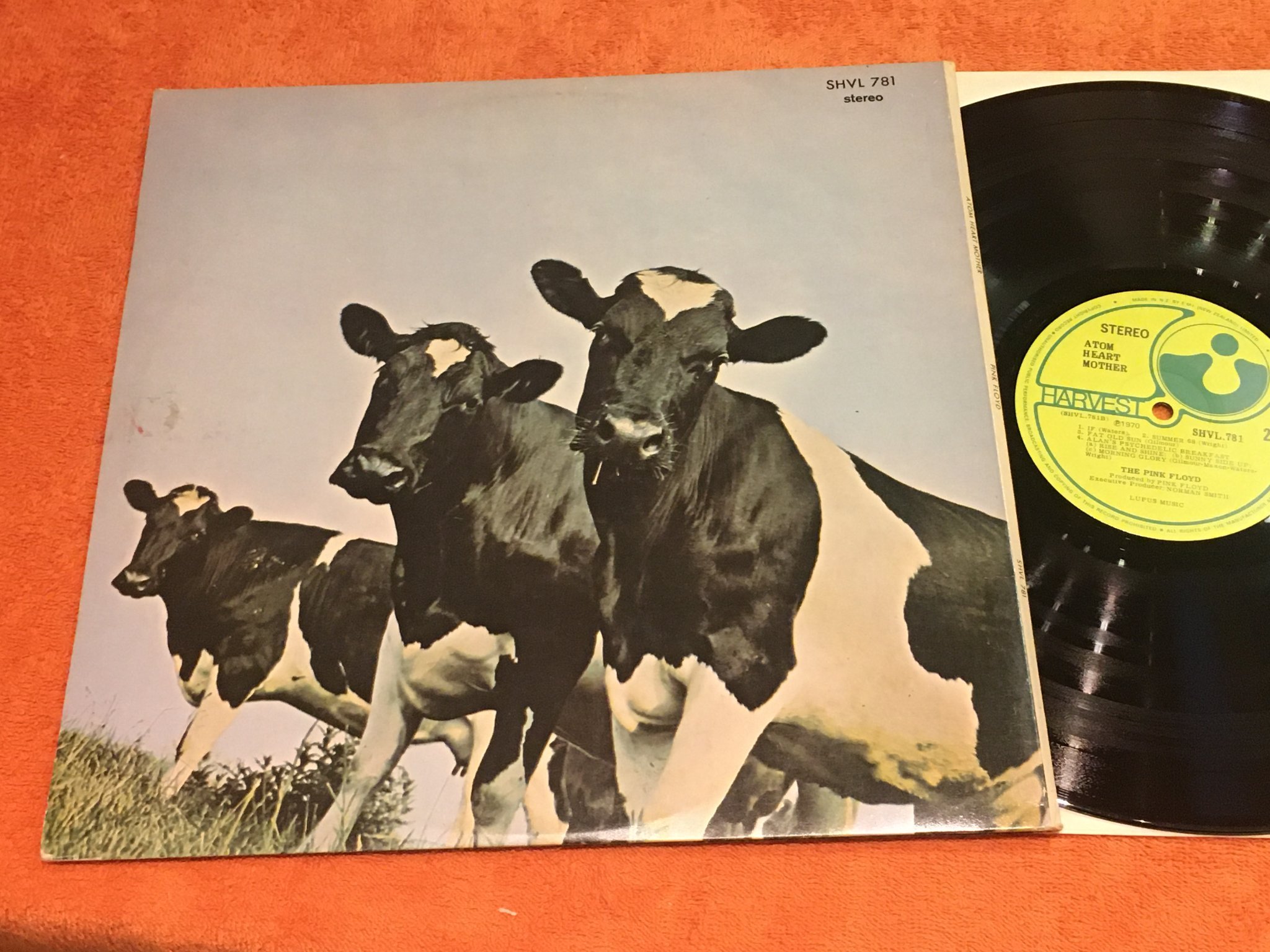 Omslagsbild för skivan PINK FLOYD atom heart mother LP Can CAPITOL SHVL 781