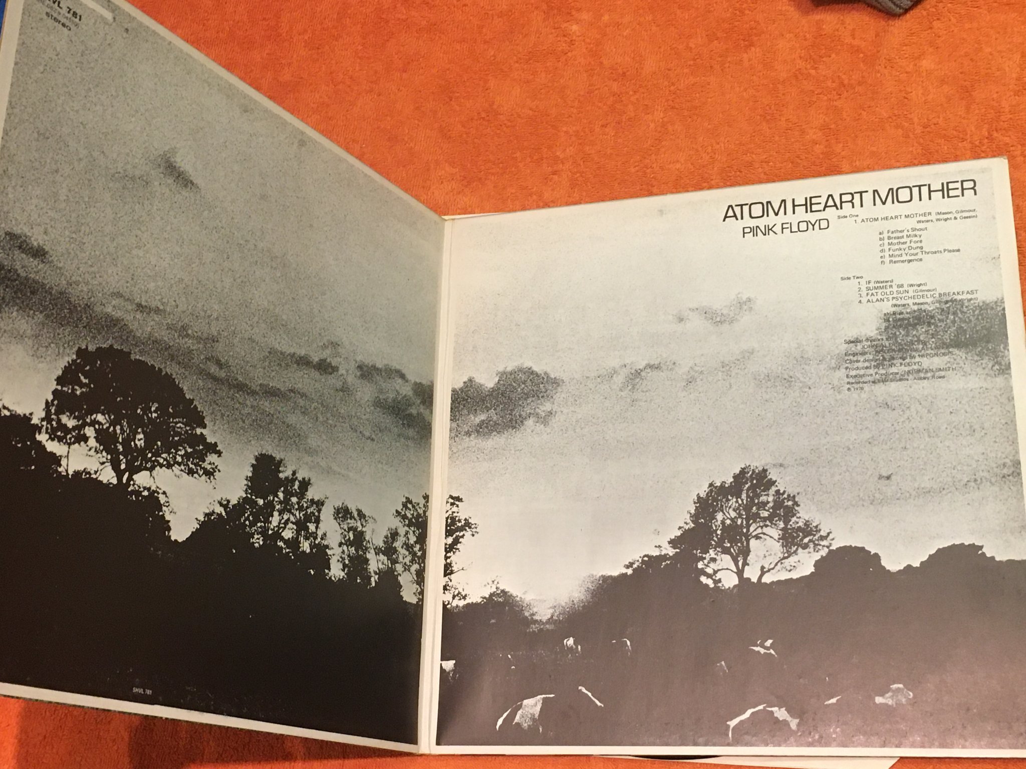 Omslagsbild för skivan PINK FLOYD atom heart mother LP Can CAPITOL SHVL 781