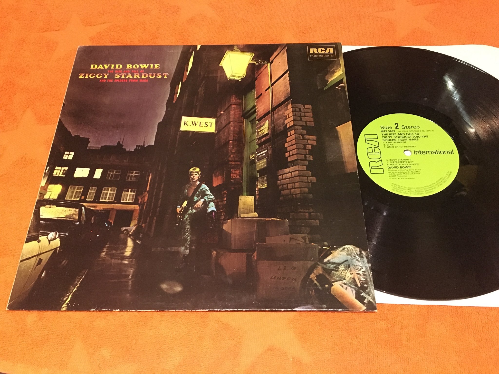 Omslagsbild för skivan DAVID BOWIE The Rise And Fall Of Ziggy Stardust LP UK RCA INTS 5063