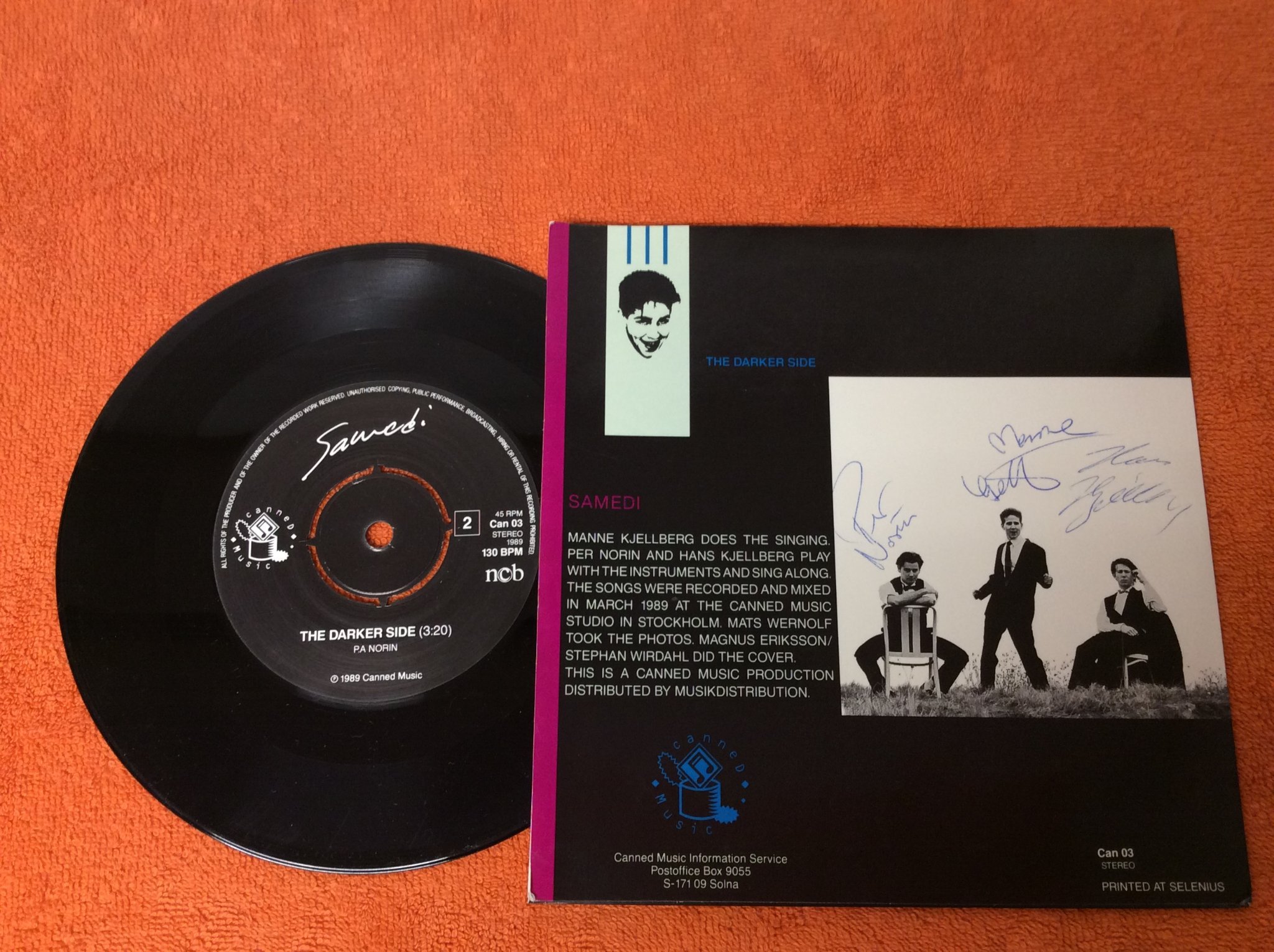 Omslagsbild för skivan SAMEDI open up 7” signerad av alla i bandet