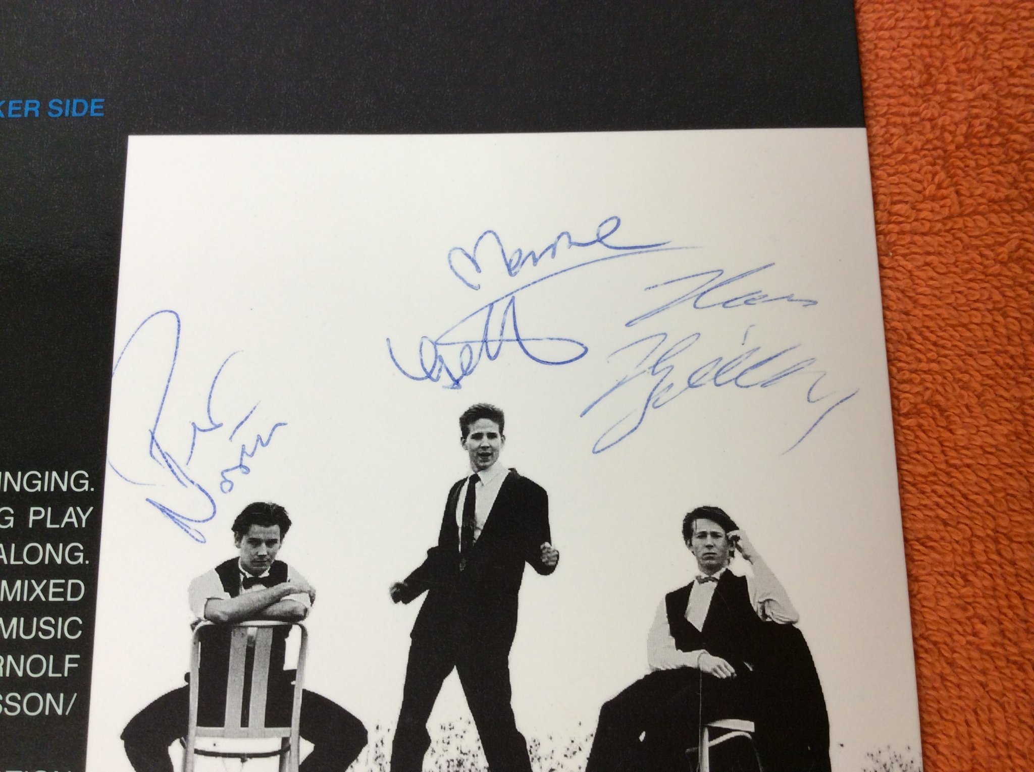 Omslagsbild för skivan SAMEDI open up 7” signerad av alla i bandet