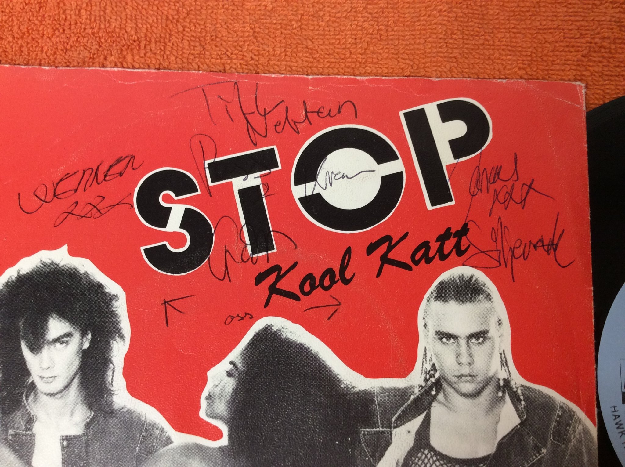 Omslagsbild för skivan STOP kool kat 7” SIGNERAD AV GRABBARNA I BANDET