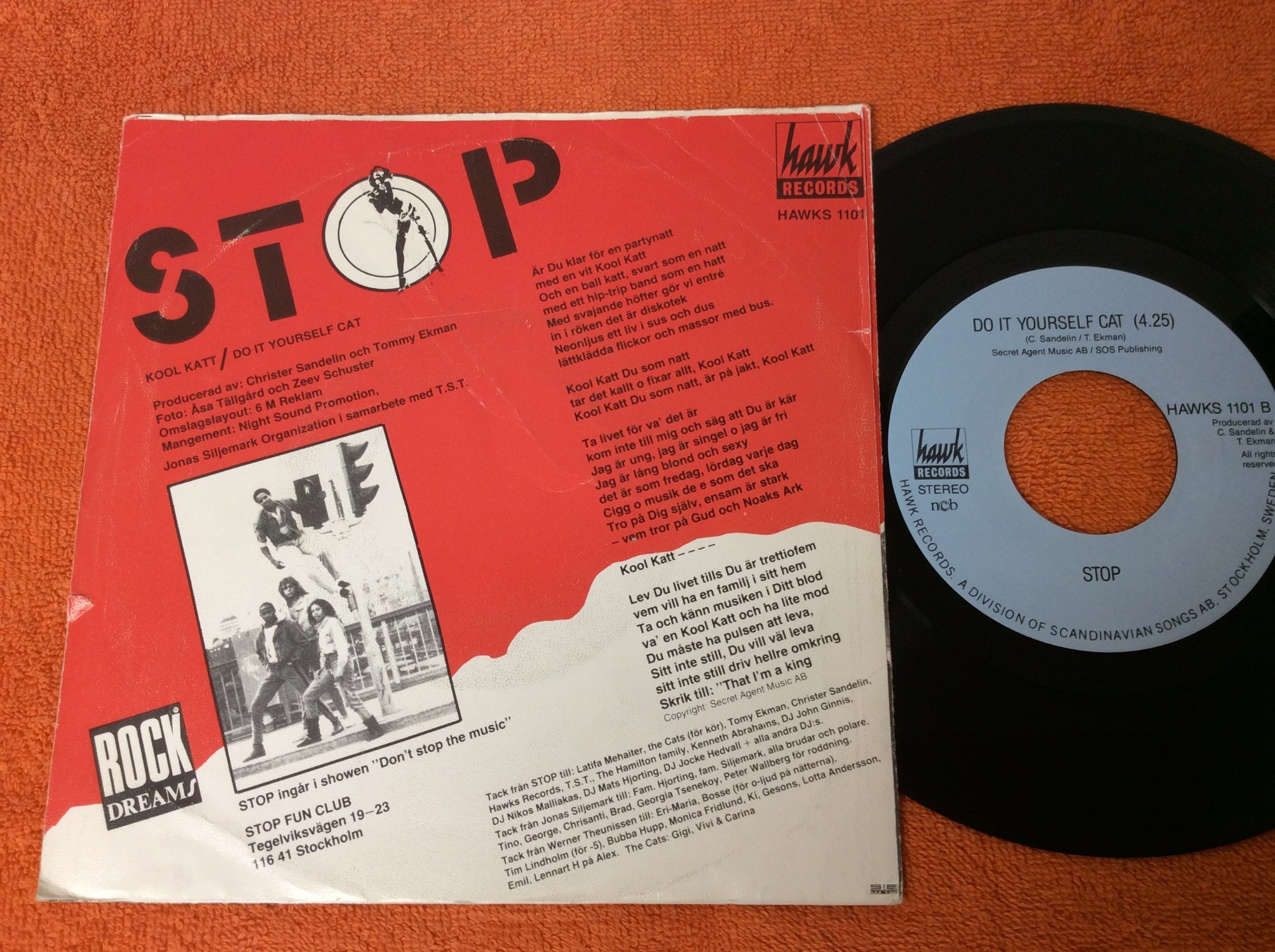 Omslagsbild för skivan STOP kool kat 7” SIGNERAD AV GRABBARNA I BANDET