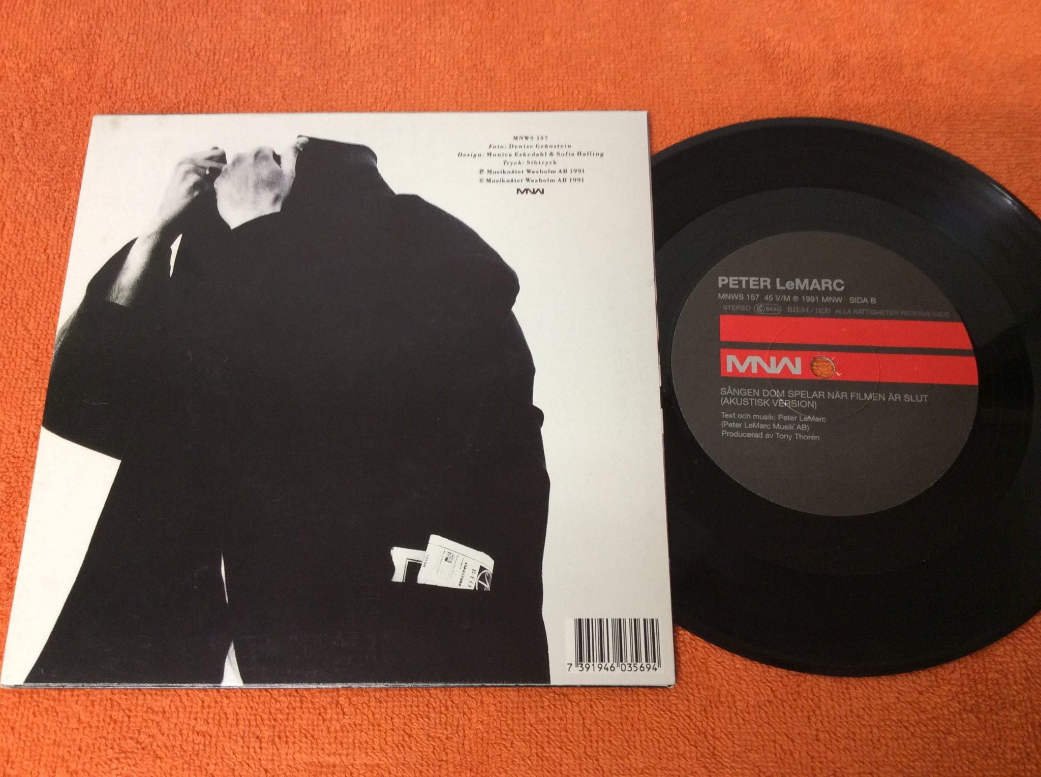 Omslagsbild för skivan PETER LeMARC sången dom spelar 7” singnerad SNYGG ! 